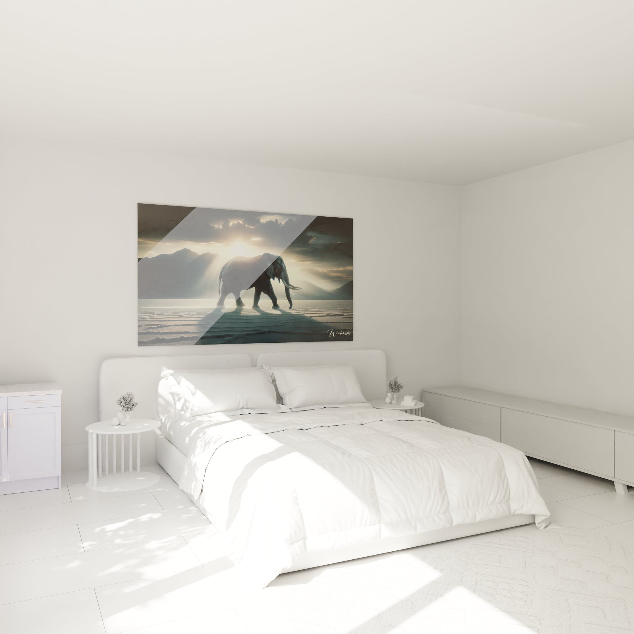 Un tableau d'animal figurant un éléphant en déplacement sur un terrain plat et clair au coucher du soleil. La texture ridée de la peau grise contraste avec les défenses blanches. L'arrière-plan présente un paysage montagneux baigné par une lumière dorée filtrée à travers des nuages, créant des rayons qui illuminent la scène.
