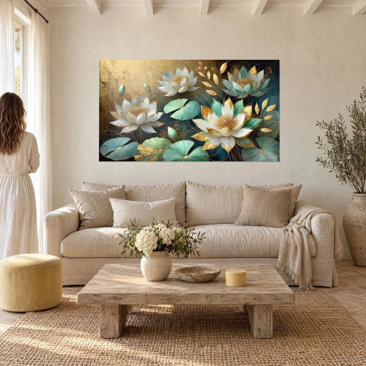 Tableau fleurs de lotus blanches aux cœurs dorés sur fond turquoise, feuilles en feuille d'or, au-dessus d'un canapé dans un salon lumineux