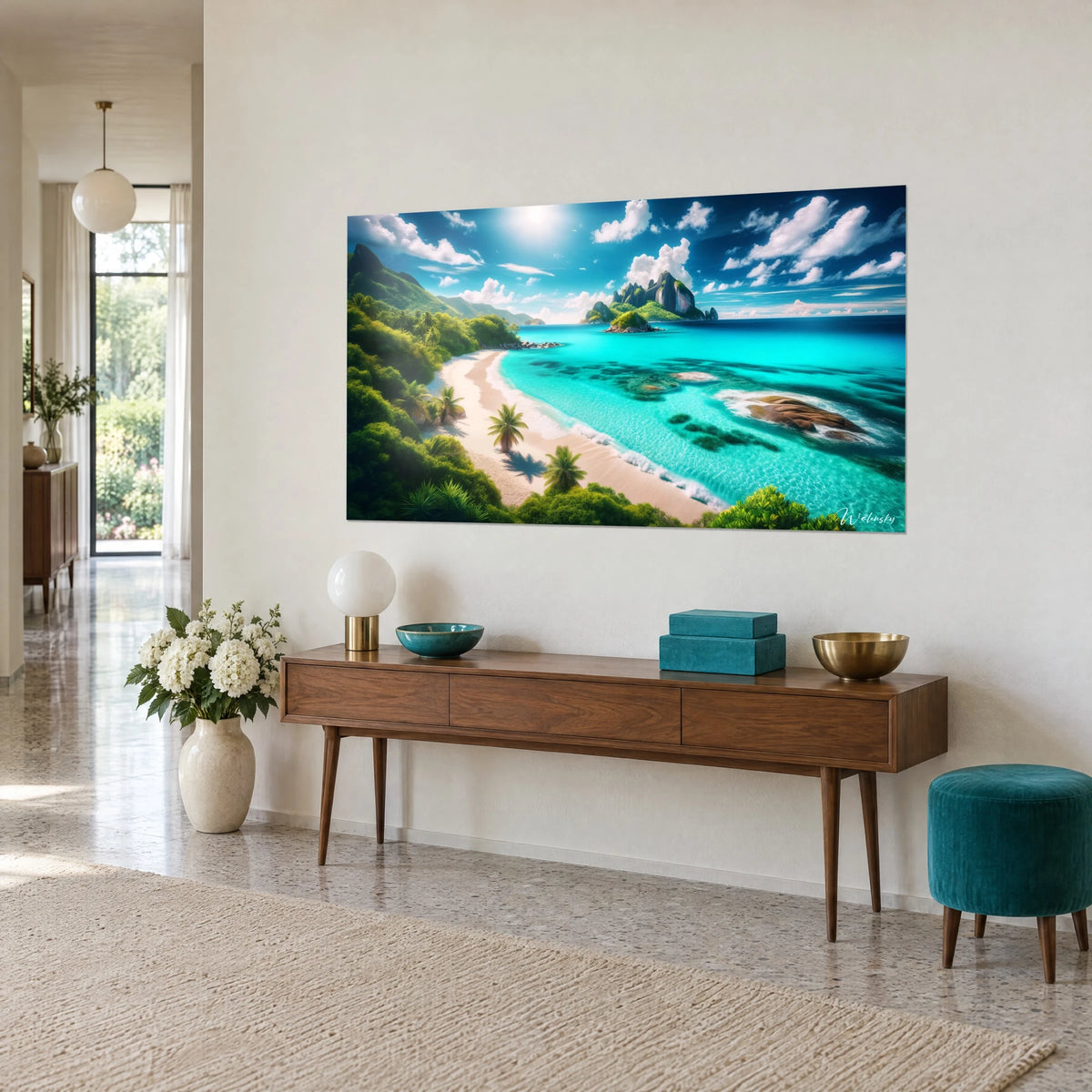 Tableau plage tropicale au sable crème, eau cyan transparente et falaise émeraude sous un ciel bleu, vue de trois-quarts sur console en bois