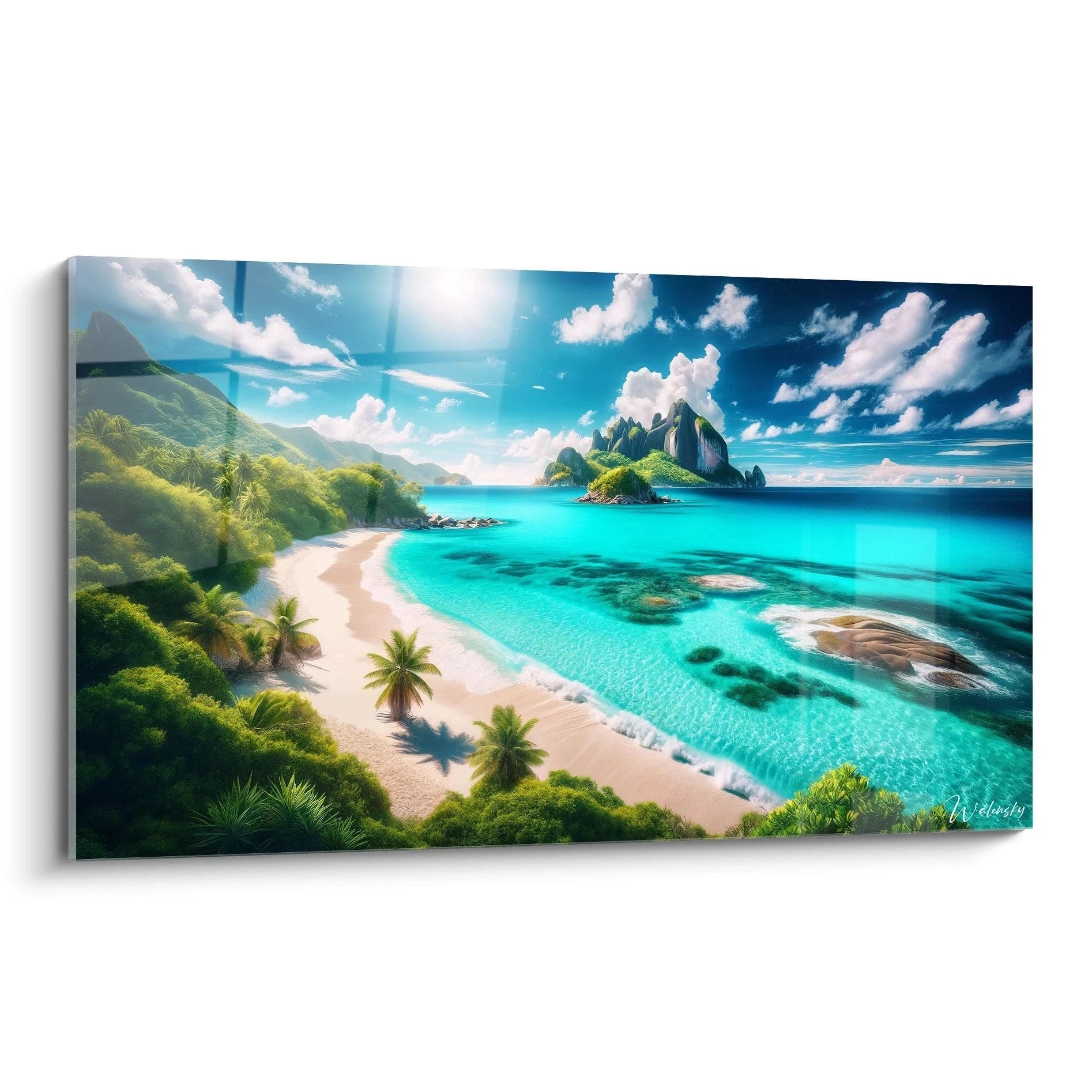 Tableau paysage représentant une plage tropicale avec sable clair, eau turquoise, palmiers, reliefs montagneux en fond et ciel bleu parsemé de nuages blancs.

