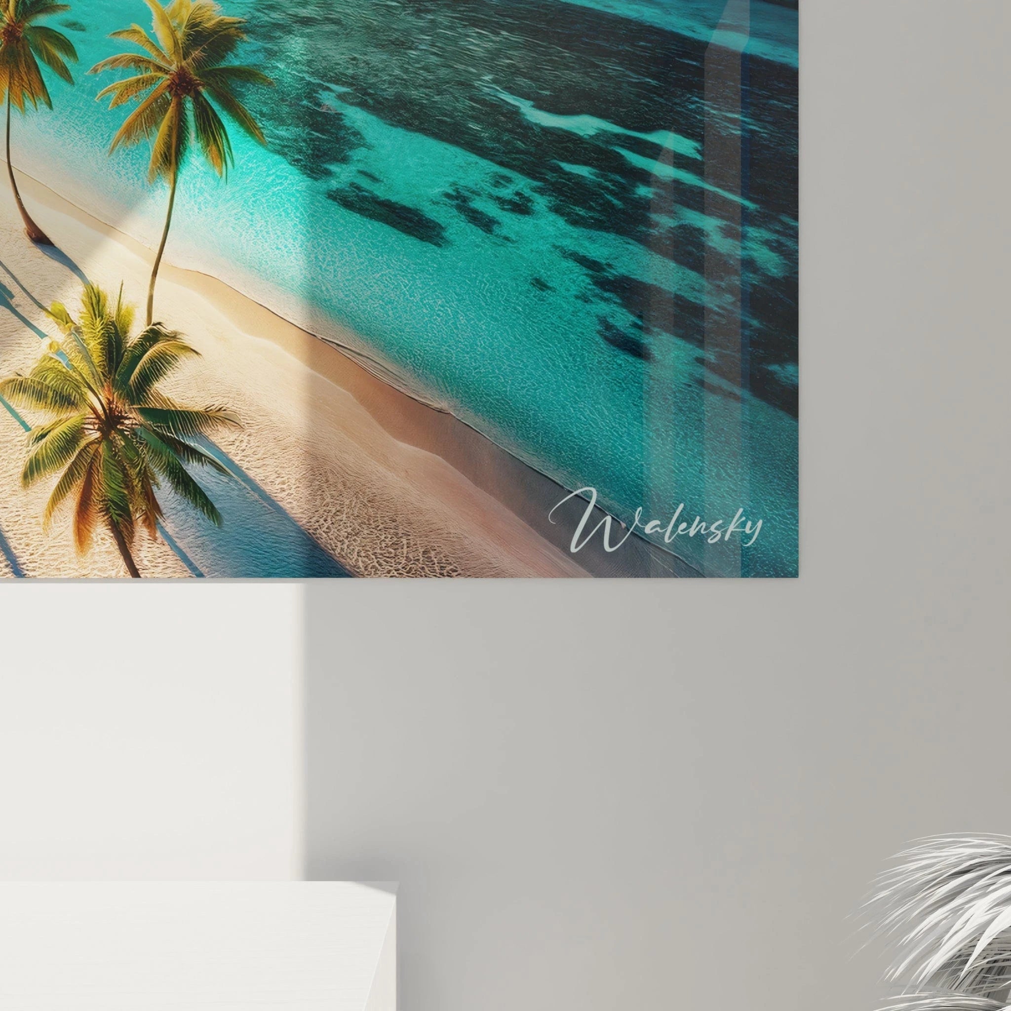 Un tableau paysage centré sur un littoral tropical, ombres portées des arbres, variations d’eaux transparentes, montagnes verdoyantes et ciel contrasté en fin de journée.

