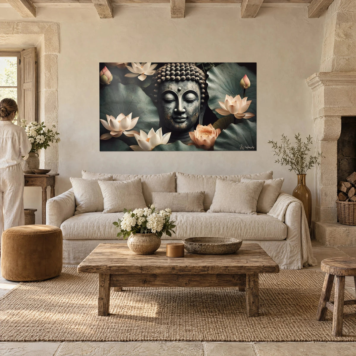 Gemälde Buddha-Gesicht aus grauem Stein, umgeben von elfenbeinfarbenen und pfirsichfarbenen Lotusblüten, über einem Sofa in einem hellen Wohnzimmer
