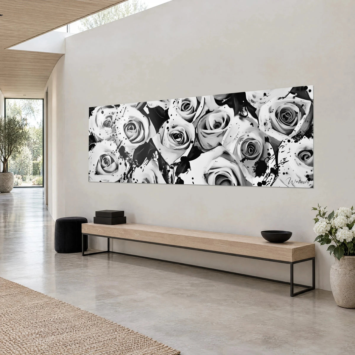 Cuadro ramo de rosas abiertas en blanco y negro, pétalos marfil y gotas de tinta, sobre pared beige, banco de madera clara