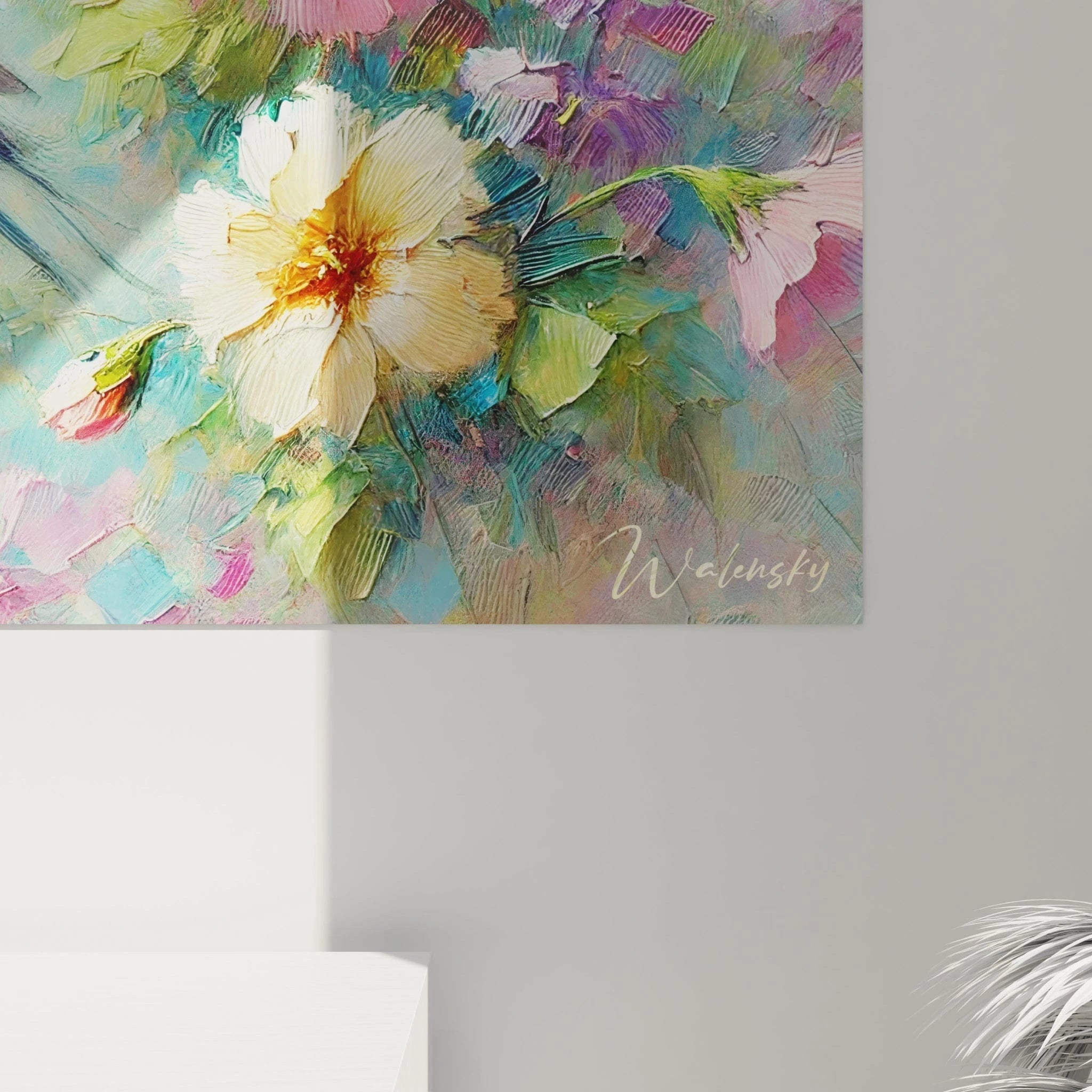 vue rapprochée d’un tableau colibri détail des plumes et fleurs textures multicolores bleu rose vert énergie vibrante

