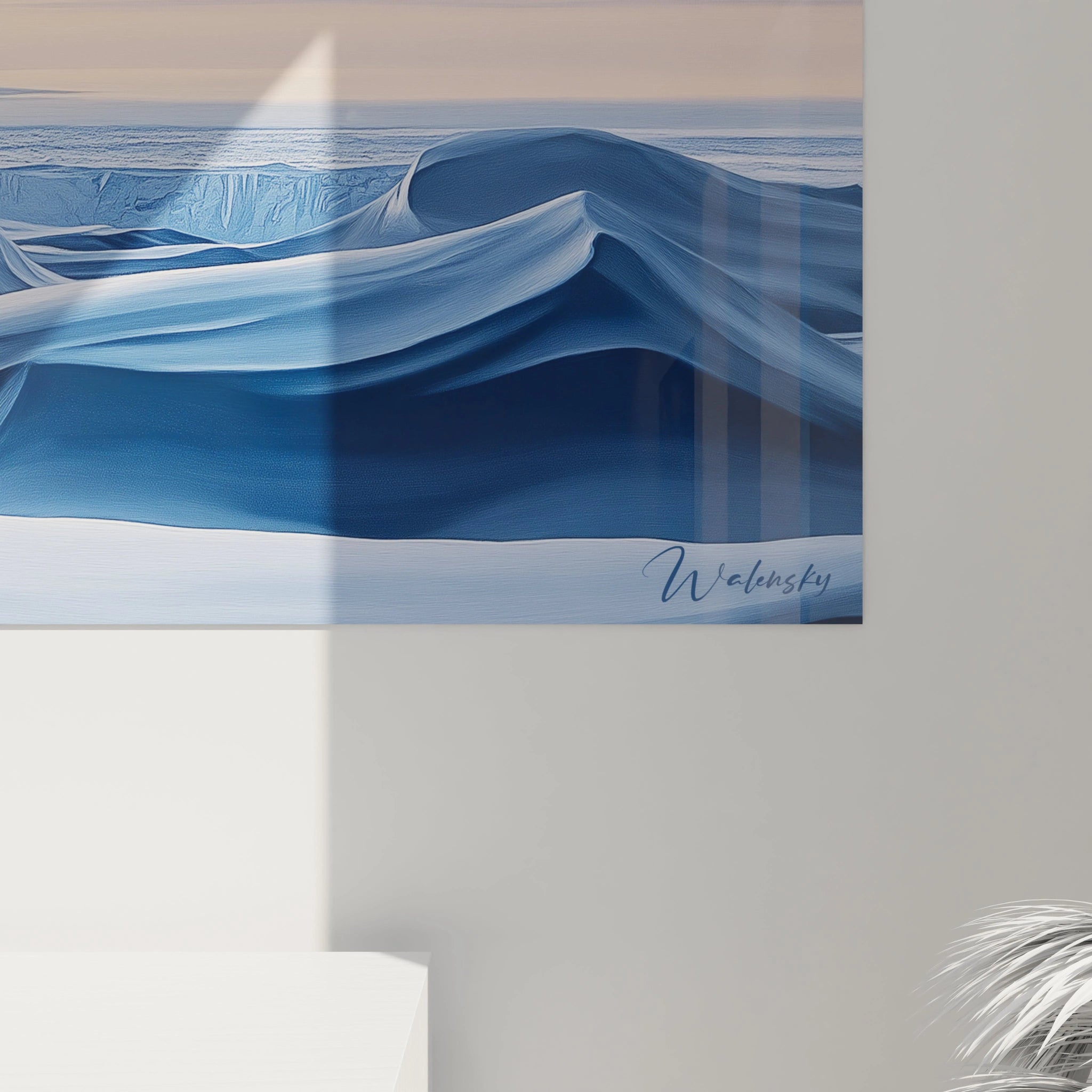 Tableau paysage glaciaire représentant des structures de neige et de glace aux courbes fluides et organiques. Dominé par des bleus intenses et des blancs lumineux, l'œuvre offre une vision presque abstraite d'un environnement naturel polaire saisi dans sa beauté brute.
