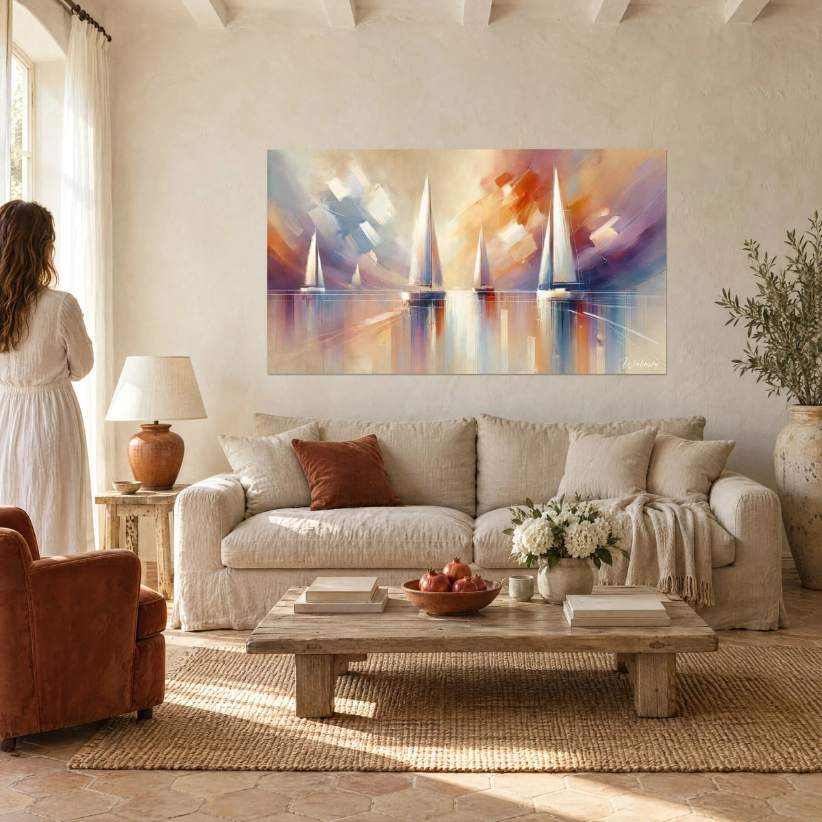 Tableau voiliers blancs en peinture abstraite, ciel orangé et violet, reflets bleus, au-dessus d'un canapé dans un salon lumineux