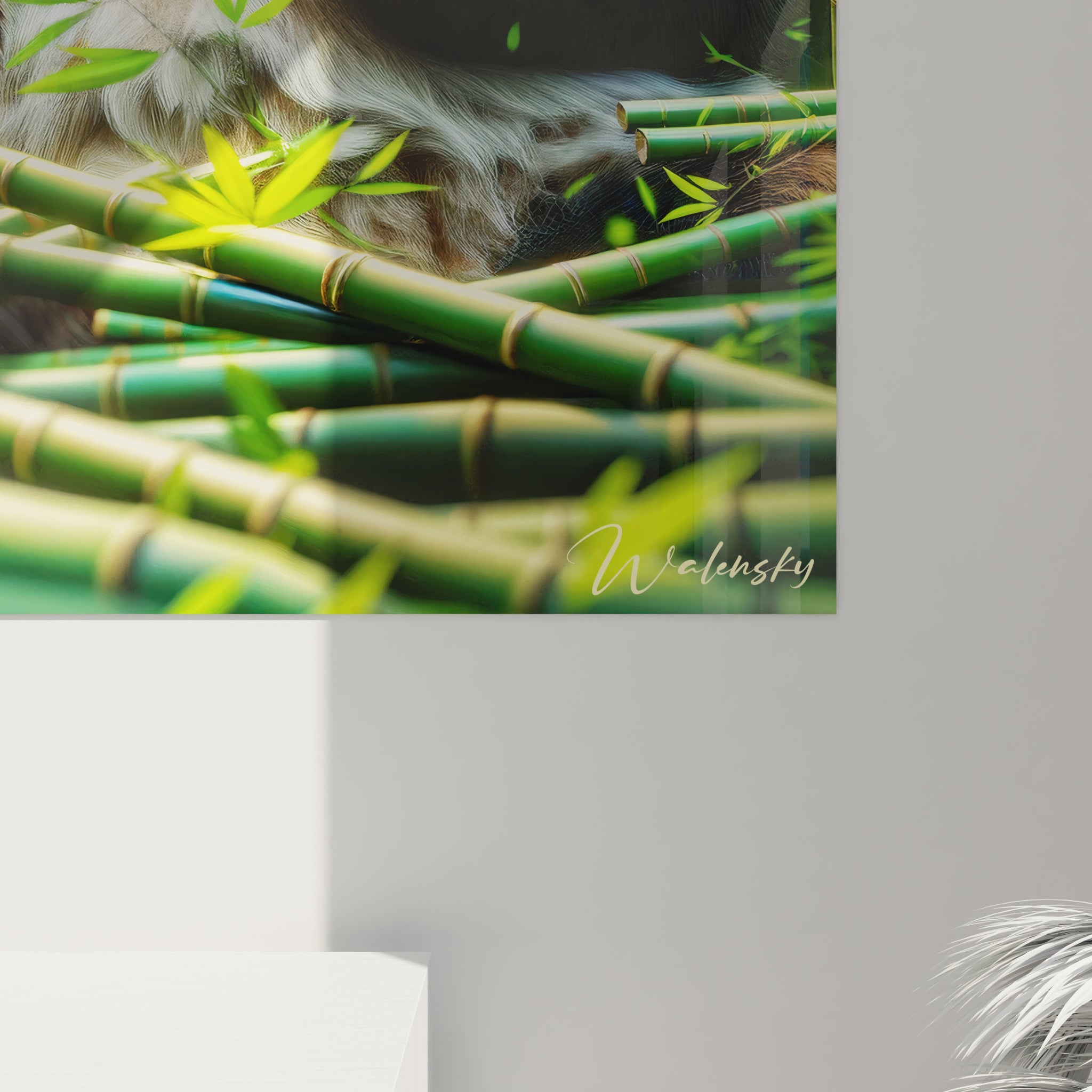Un tableau d'animal présentant un panda en gros plan au milieu d'une forêt de bambous. Le pelage doux aux marques noires caractéristiques autour des yeux contraste avec le blanc crémeux du visage. Les tiges de bambou vert émeraude entourent l'animal qui tient une branche dans sa patte, tandis qu'une lumière chaude et dorée illumine la scène depuis l'arrière.
