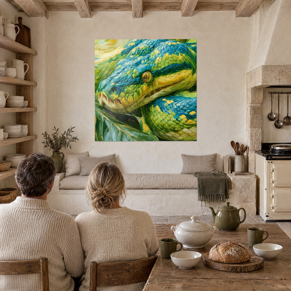 Tableau anaconda enroulé en touches épaisses vert pomme et bleu cobalt, vu par un couple de dos, au-dessus d'un canapé près de la cuisine