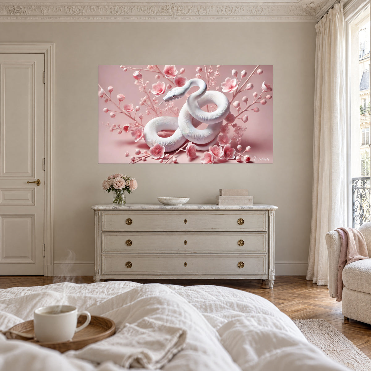 Tableau couleuvre nacrée aux anneaux souples, fleurs de pêcher roses sur fond rose tendre, au-dessus d'un lit dans une chambre claire