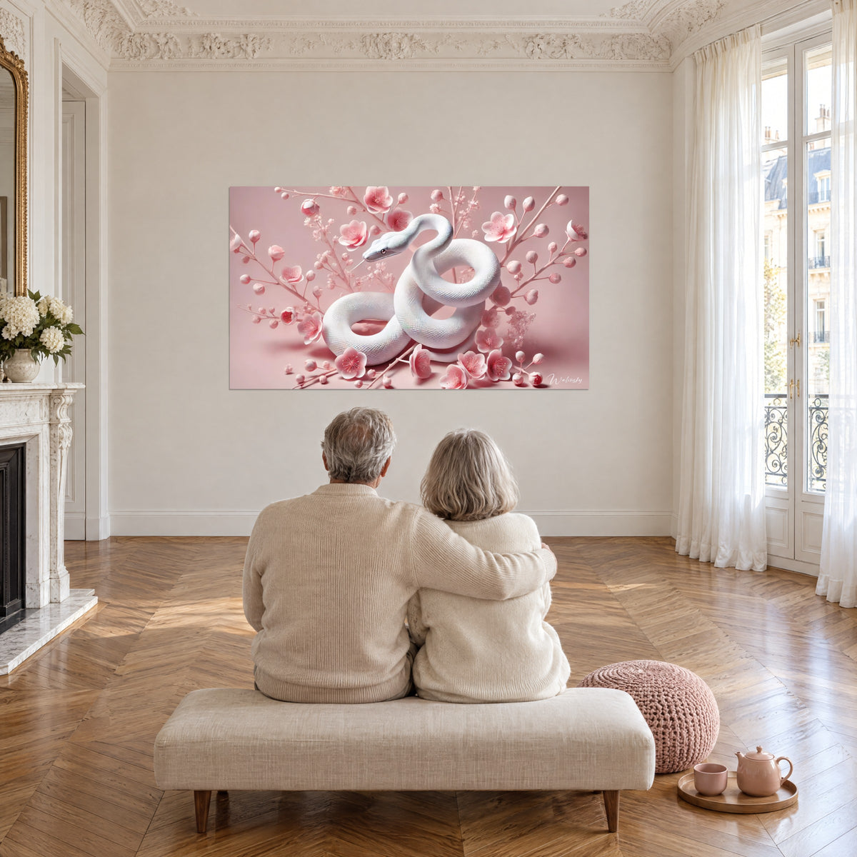 Tableau anaconda blanc aux écailles perlées entouré de fleurs roses, face à un couple enlacé de dos dans un salon parisien aux grandes fenêtres