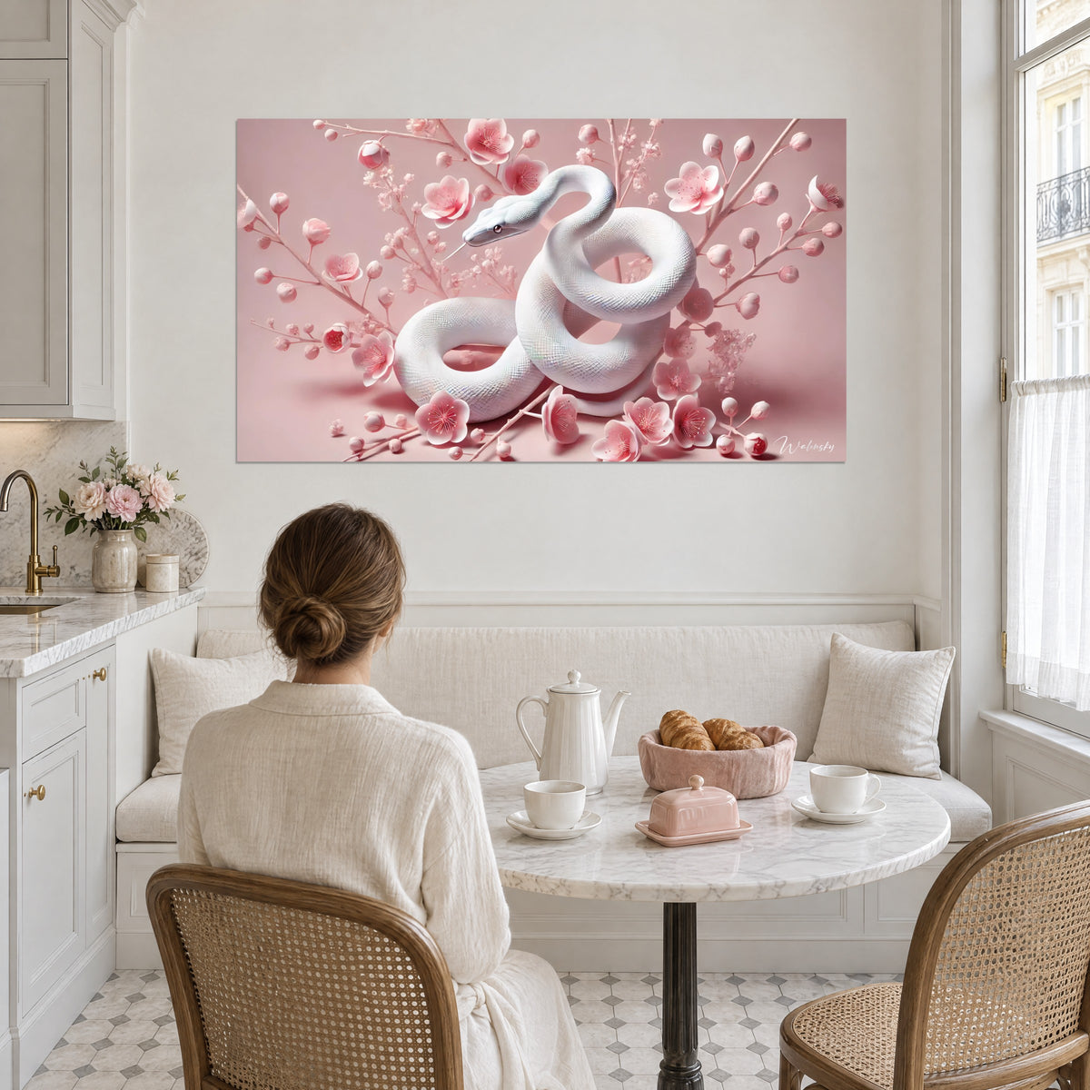 Tableau ophidien blanc en cercles élégants, pétales rose corail et bourgeons délicats, au-dessus d'une banquette dans une cuisine lumineuse