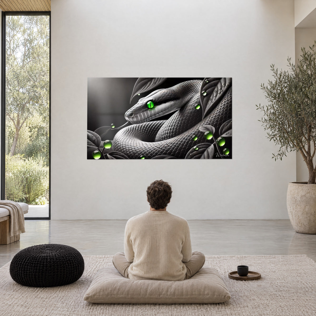 Cuadro de una anaconda monocroma de mirada esmeralda, hojas oscuras perladas de rocío, contemplado por un hombre sentado sobre un cojín gris