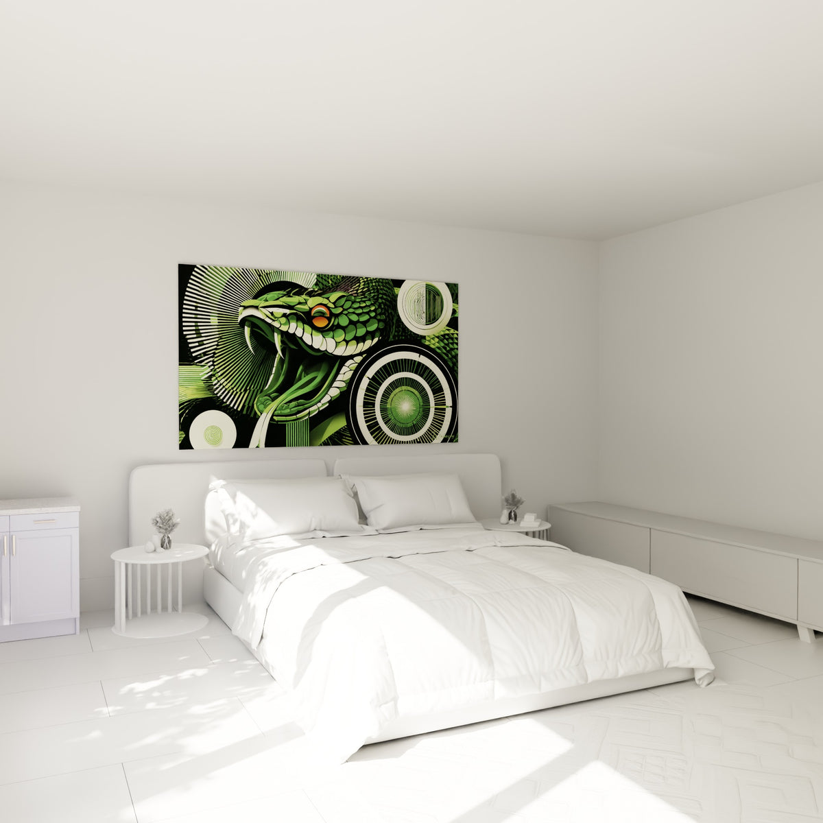 Reptile vert olive et crème aux crocs acérés, accroché au-dessus d'un lit dans une chambre claire.
