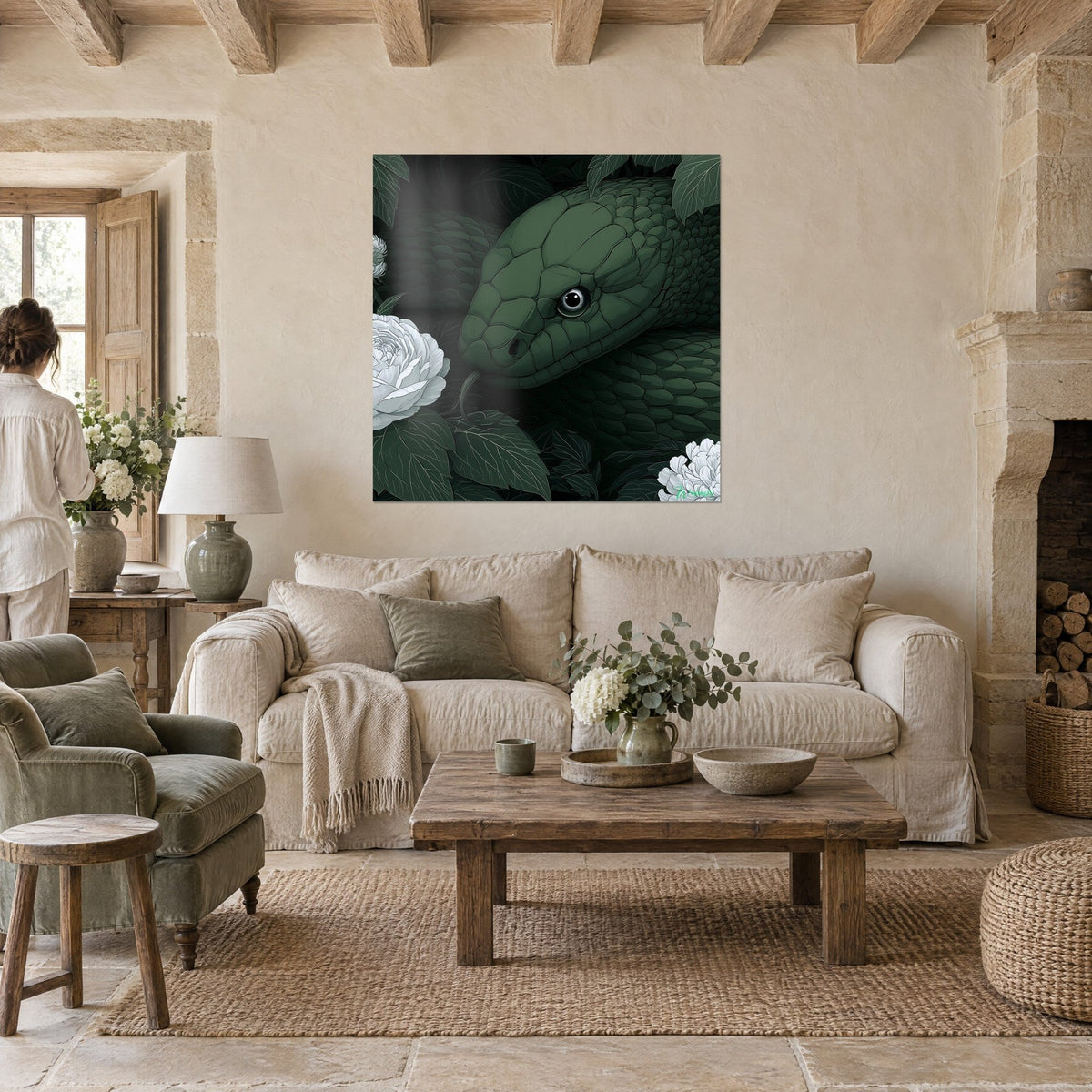 Quadro serpente verde scuro dall'occhio tondo cerchiato di grigio, arrotolato accanto a una peonia bianca, sopra un divano in un soggiorno luminoso