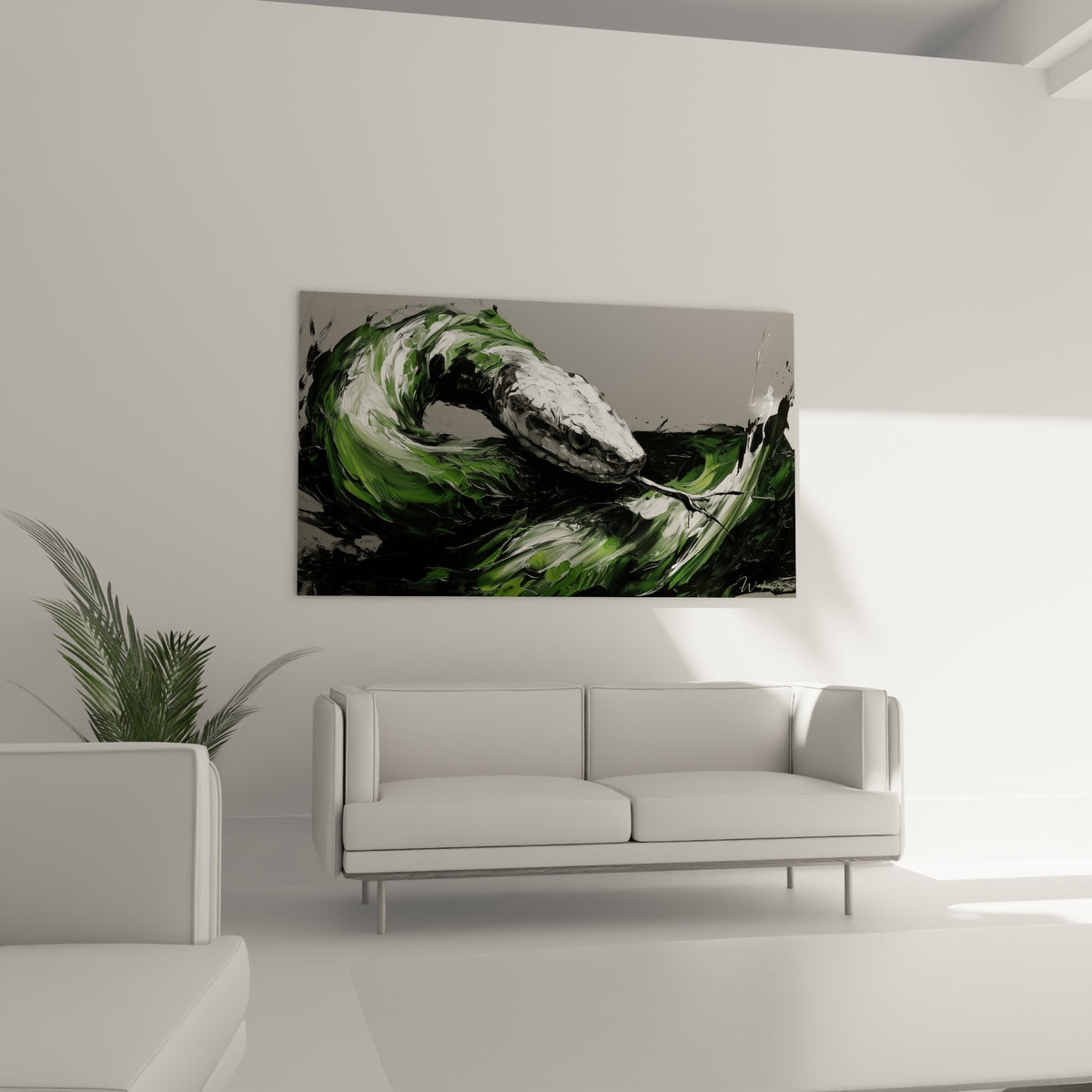 Écailles vertes et blanches d'un serpent peint, tête sculptée en relief, au-dessus d'un canapé dans un salon lumineux