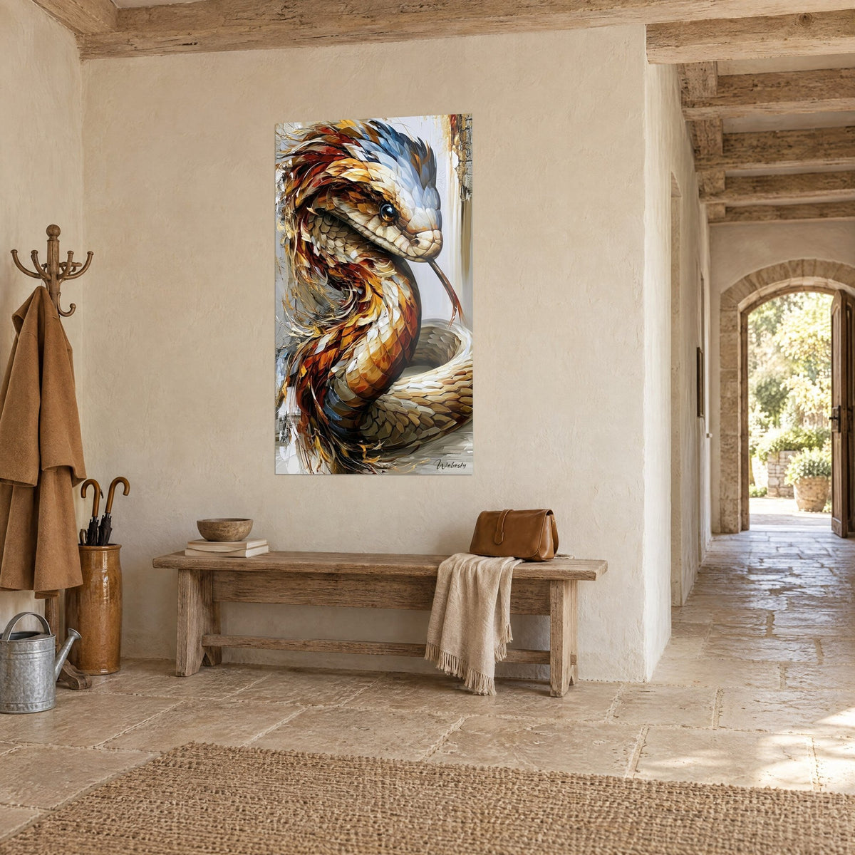 Quadro di un cobra scolpito in ampie pennellate di ruggine e avorio, occhio nero lucido, in un corridoio di pietra chiara di tre quarti