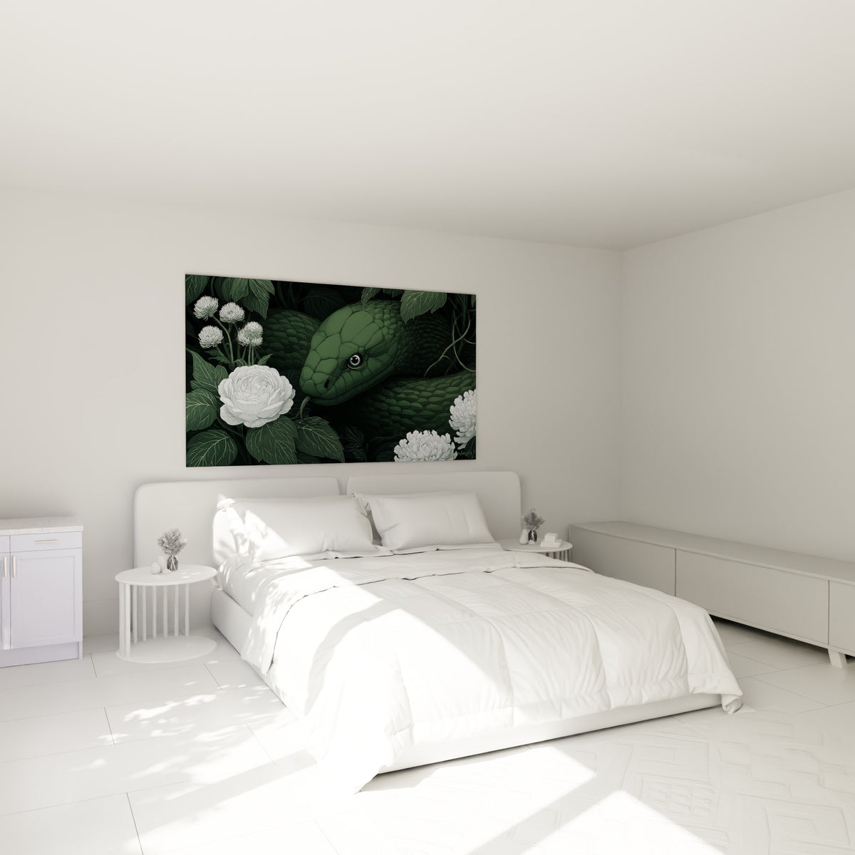 Reptile vert anthracite entouré de fleurs blanches, accroché au-dessus d'un lit dans une chambre claire