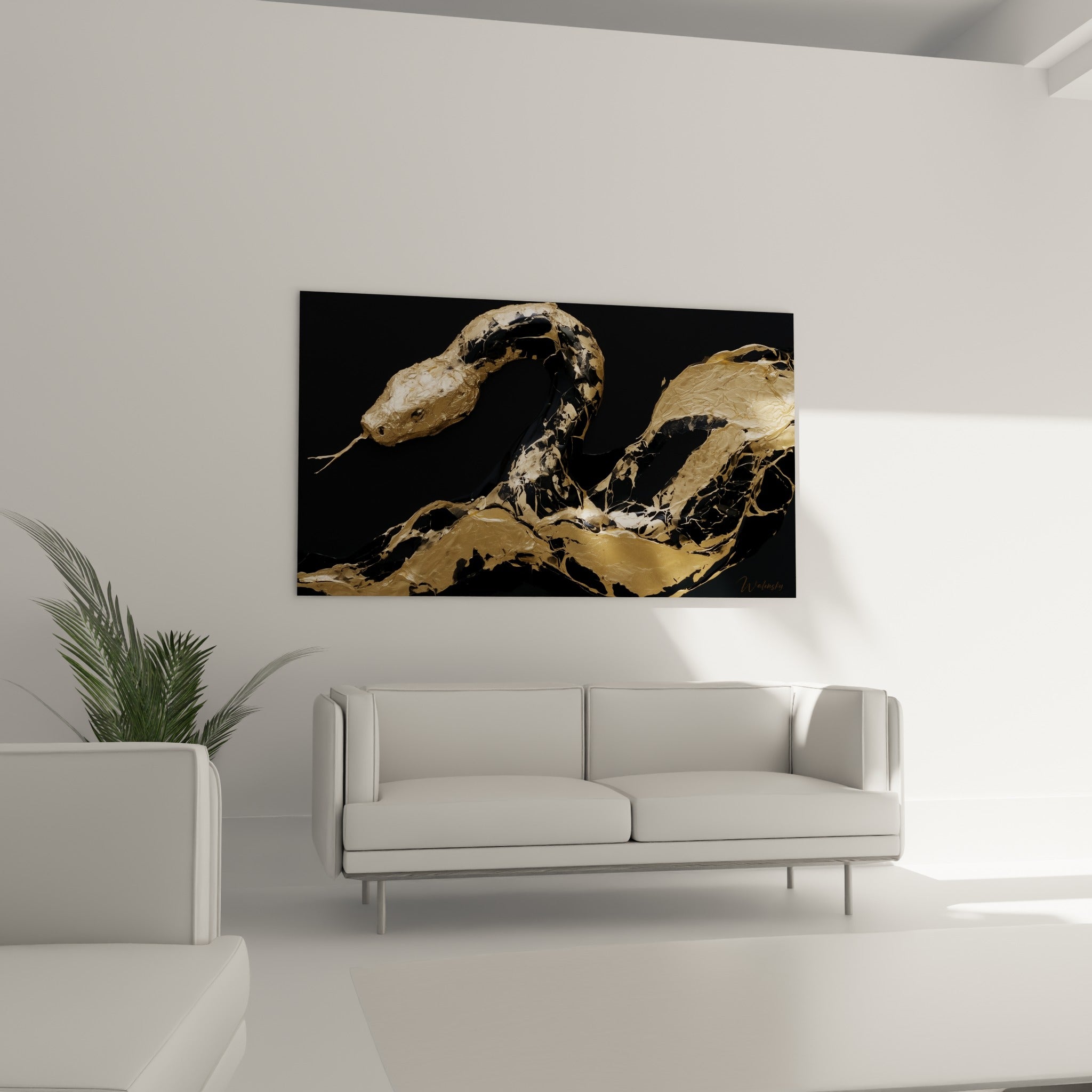 Silhouette serpentine noire et or accrochée au-dessus d'un canapé dans un salon lumineux