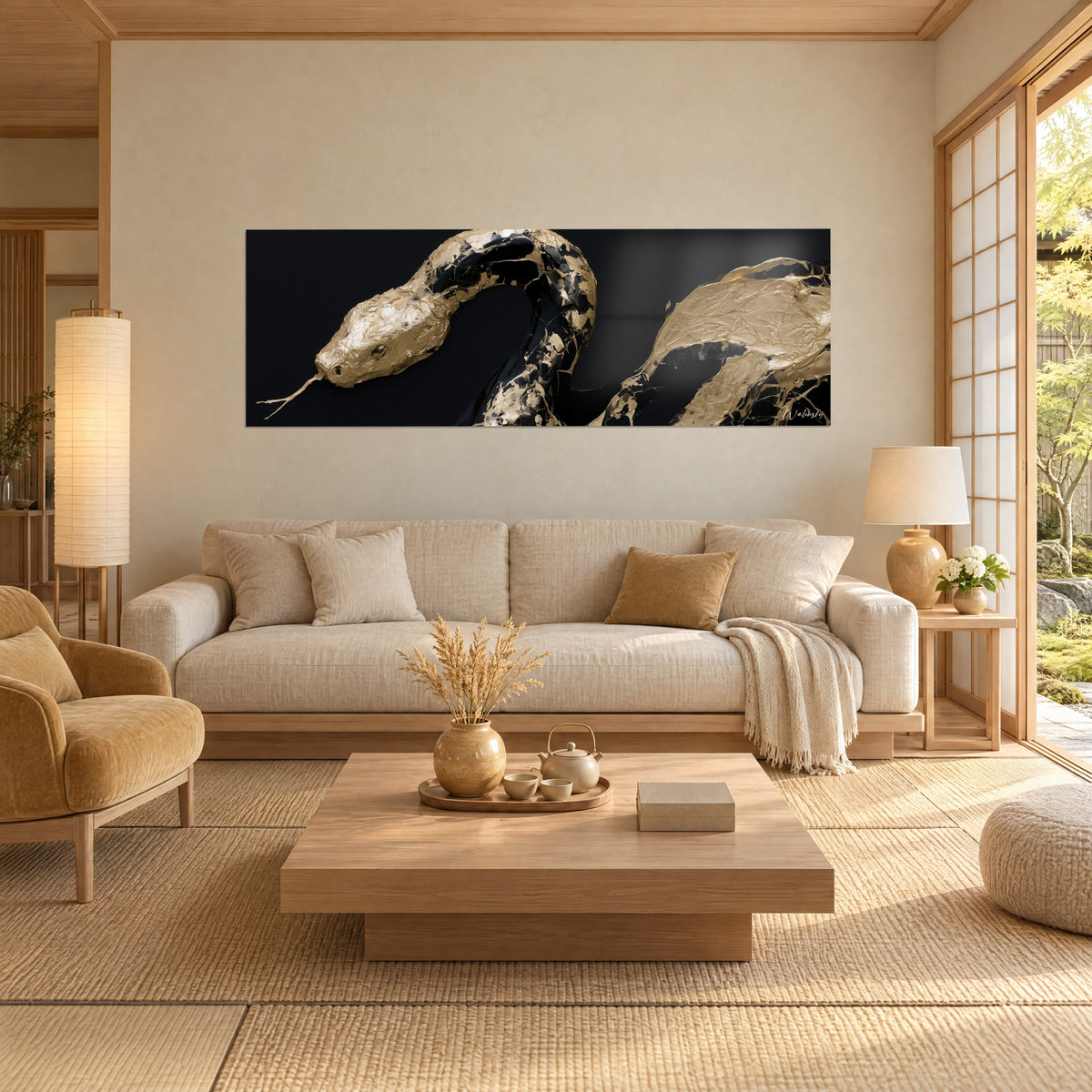 Gemälde einer wogenden goldenen Schlange auf schwarzem Grund, Schuppen als Relief, über einem Sofa in einem hellen Wohnzimmer