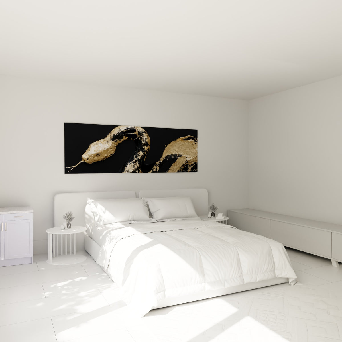 Reptile texturé aux teintes dorées et noires, accroché au-dessus d'un lit dans une chambre claire