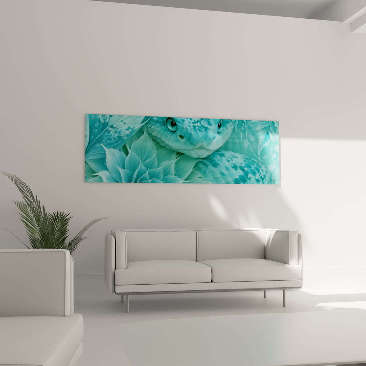 Regard perçant d'un serpent bleu pastel entouré de feuillages nacrés, au-dessus d'un canapé dans un salon lumineux.