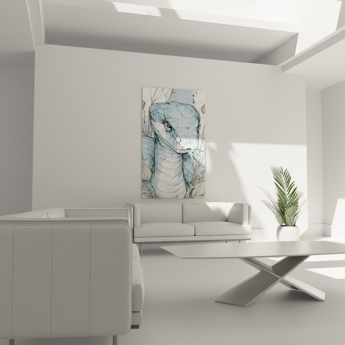 Tête de serpent bleu poudré et blanc crème au regard sombre, au-dessus d'un canapé dans un salon lumineux