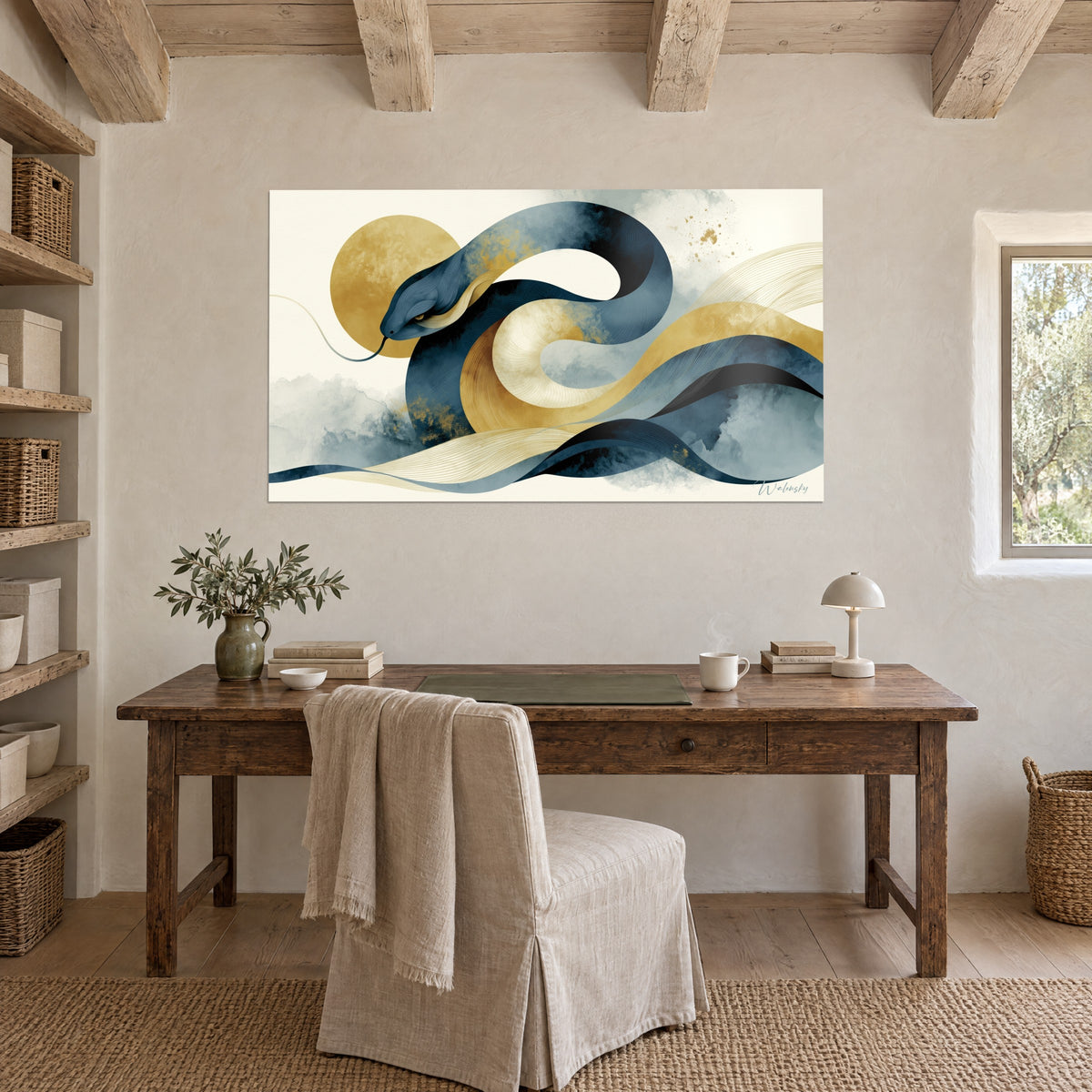 Tableau anneaux de serpent bleu pétrole et or mat, traits ivoire en éventail, accroché au-dessus d'un bureau en bois ancien