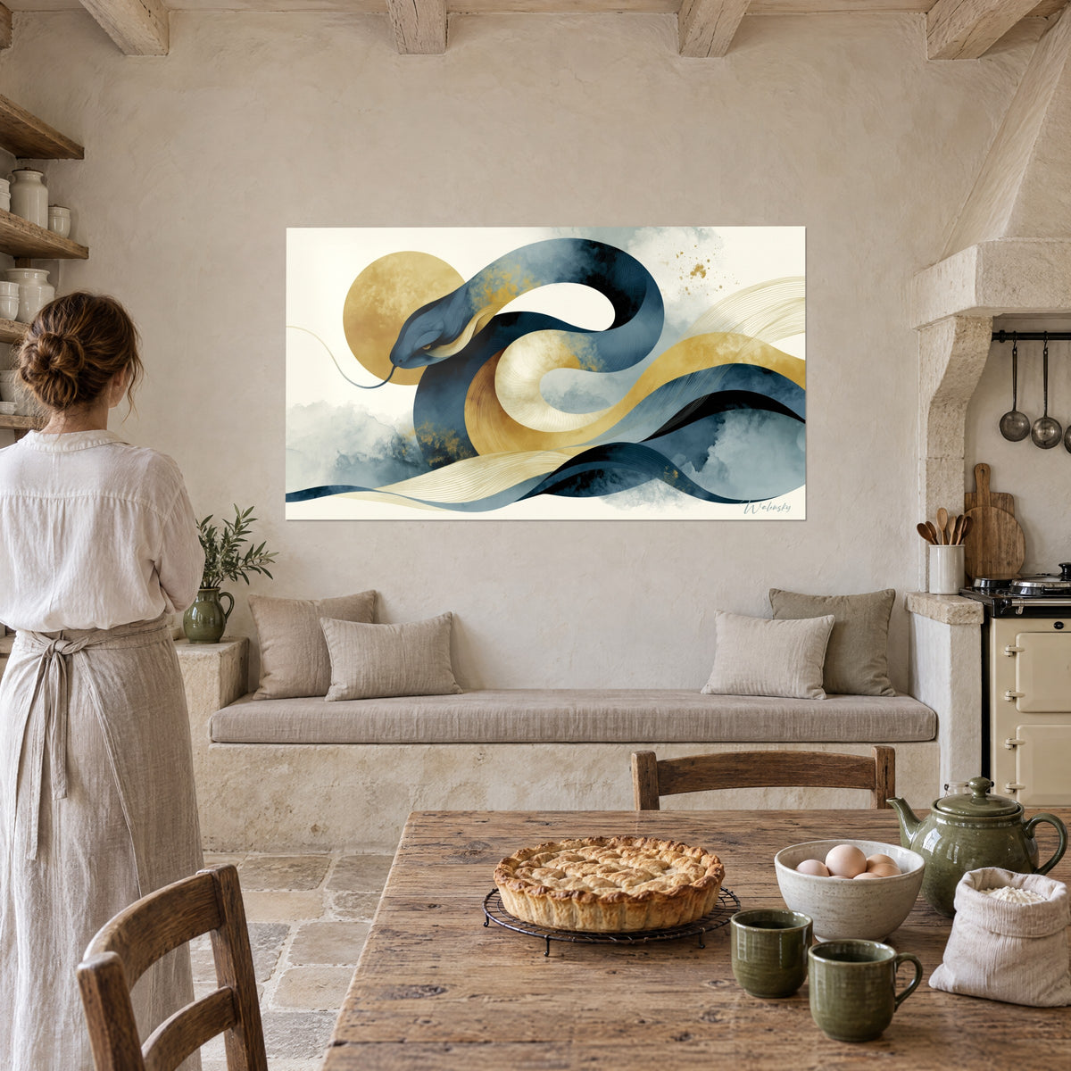 Tableau couleuvre stylisée bleu marine et jaune ocre enroulée sur un disque doré, cuisine en pierre, tarte sur la table
