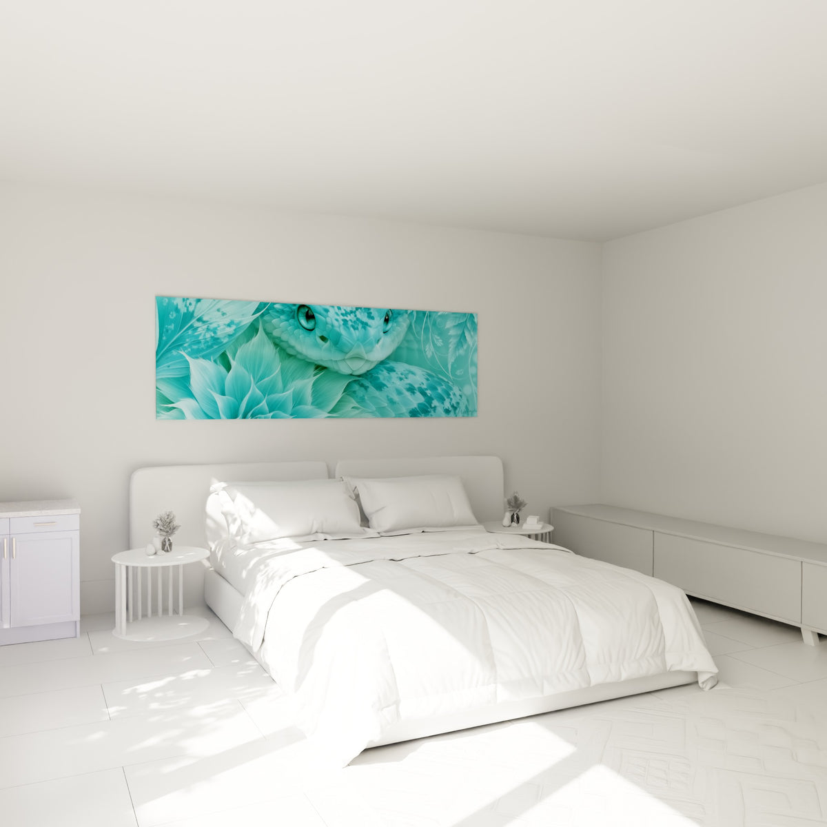 Reptile turquoise et vert d'eau aux écailles fines, accroché au-dessus d'un lit dans une chambre claire.