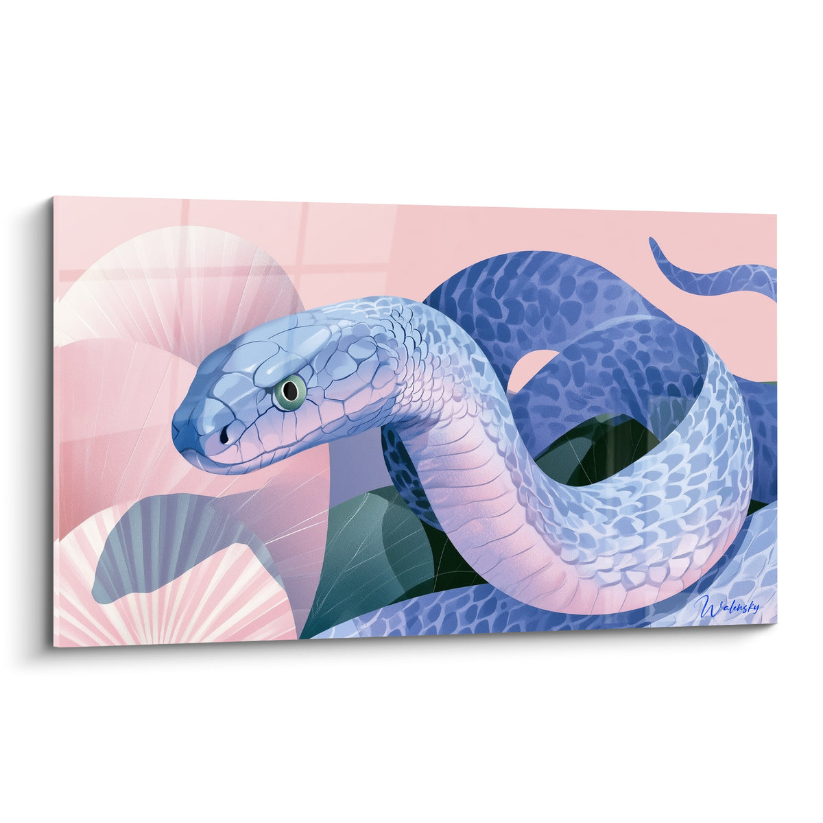Serpent bleu lavande enroulé sur fond rose poudré aux motifs végétaux stylisés