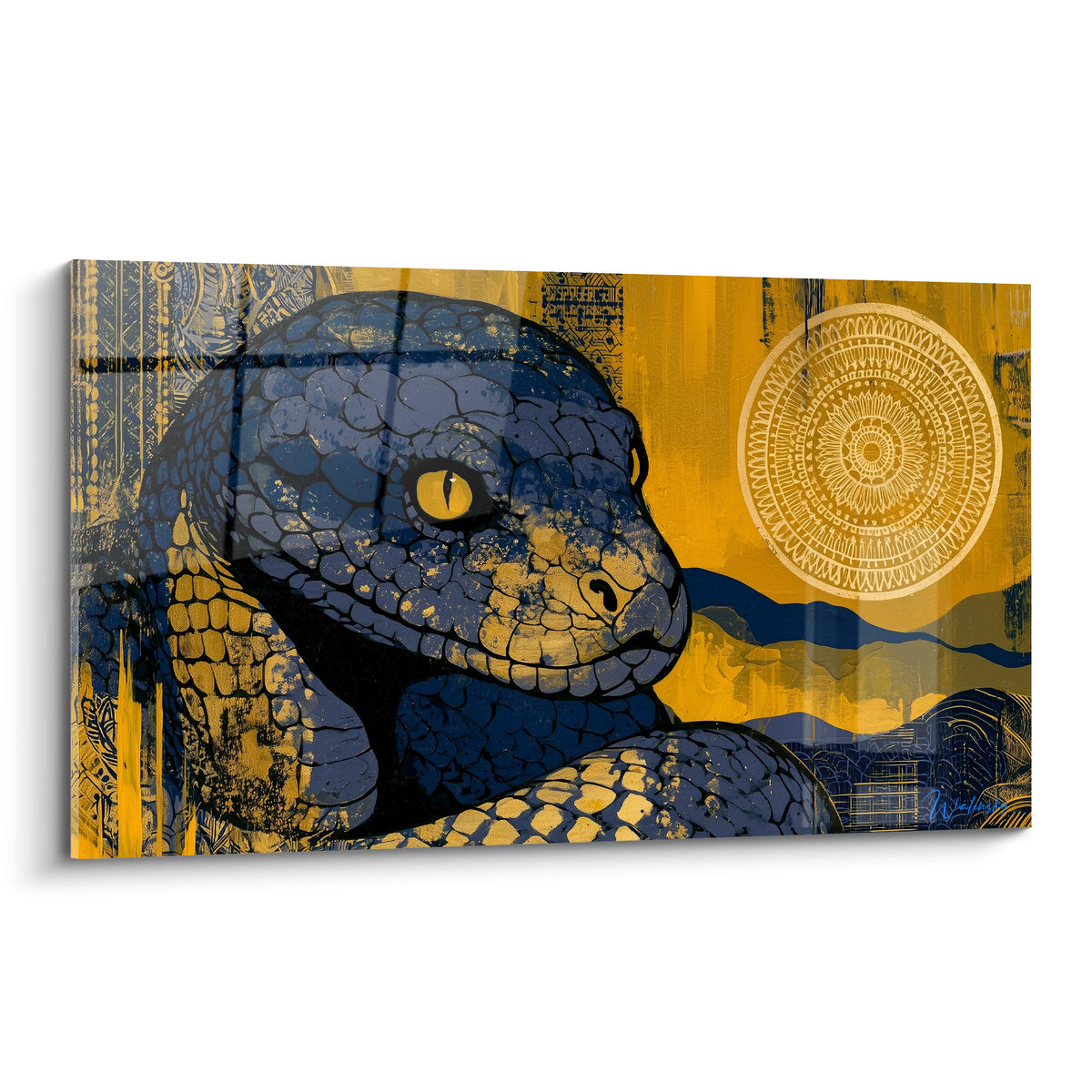 Serpent bleu marine à l'œil doré, écailles texturées, fond ocre orné d'un mandala solaire