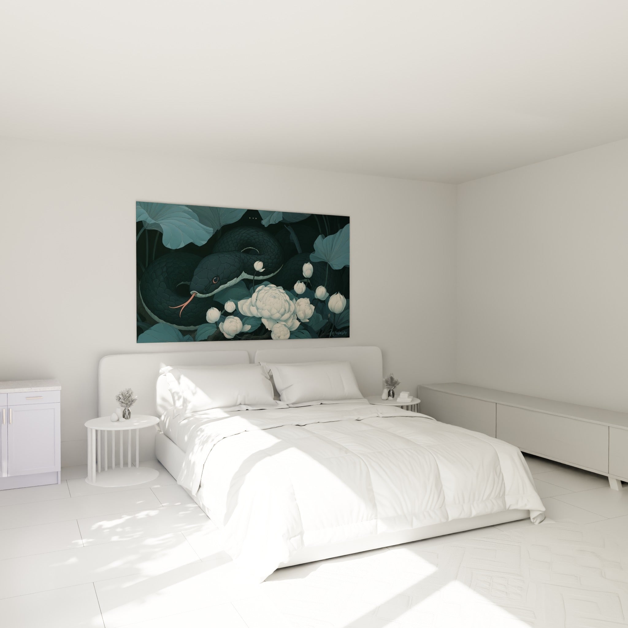 Reptile bleu-gris et fleurs ivoire composent ce tableau serpent, accroché au-dessus d'un lit dans une chambre claire