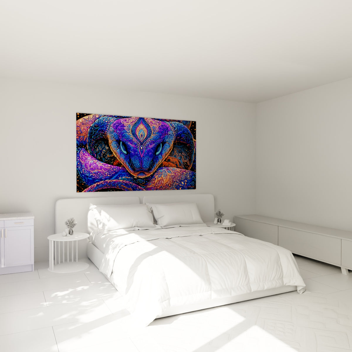 Reptile orné en bleu et violet profond, troisième œil doré, au-dessus d'un lit dans une chambre claire