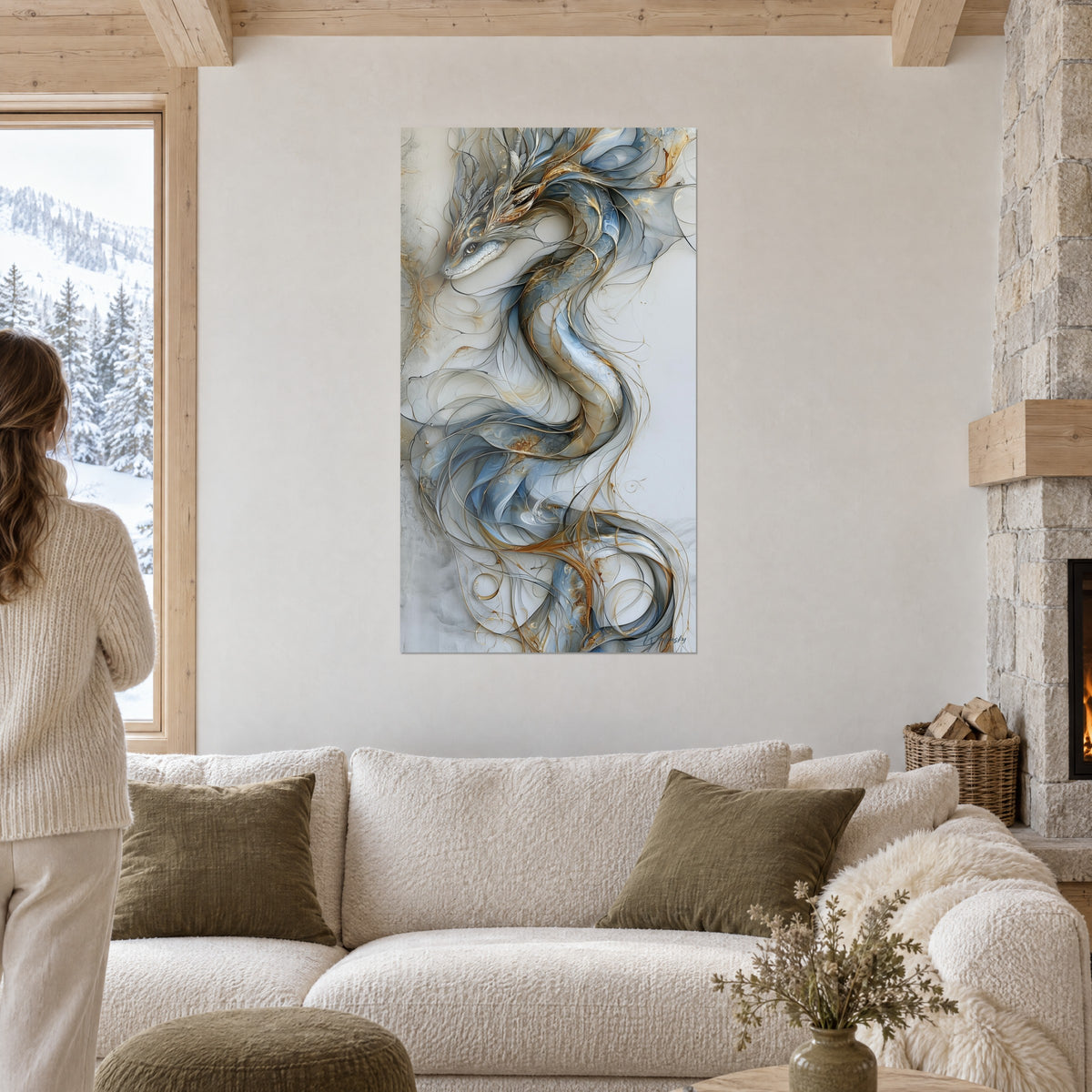 Tableau serpent ailé aux écailles bleu acier et filaments dorés, sur mur blanc, au-dessus d'un canapé dans un salon lumineux