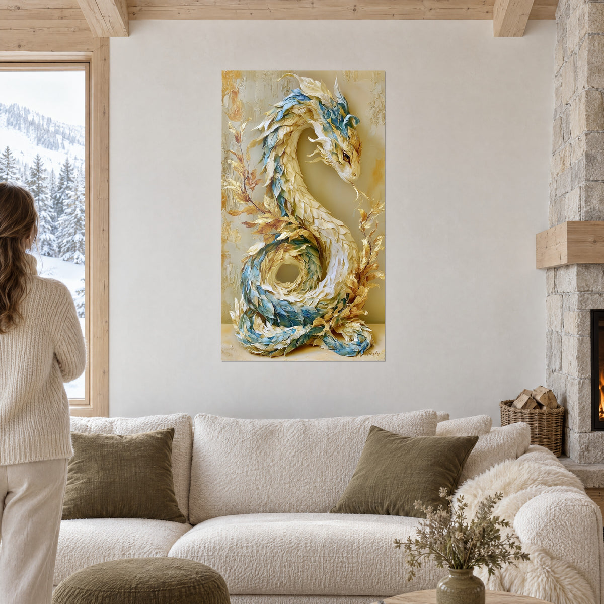 Tableau serpent plumeux ivoire et bleu lové en S, branches dorées, regardé de dos au-dessus d'un canapé dans un salon lumineux
