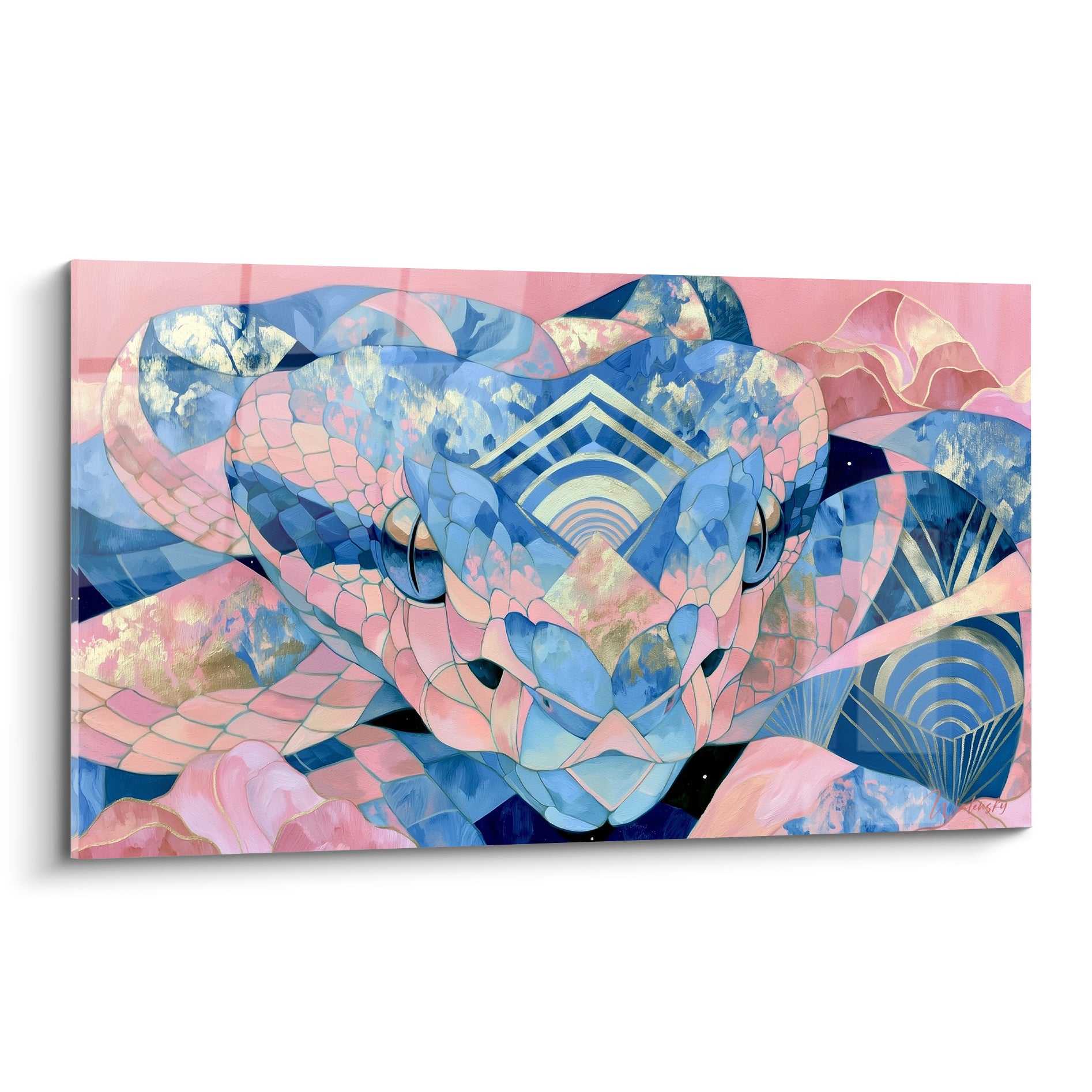 Serpent bleu pastel et rose poudré aux écailles géométriques dorées, regard fixe et intense