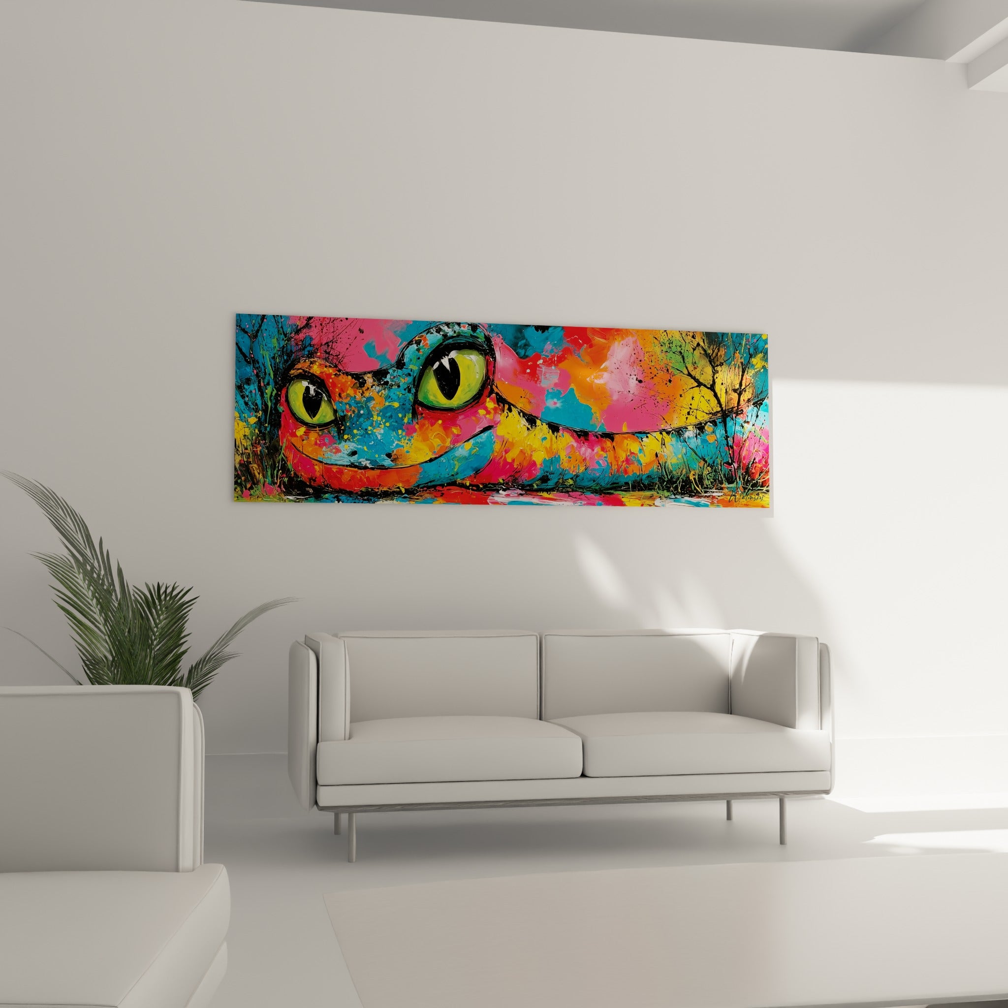 Reptile stylisé bleu turquoise et jaune vif, sourire tracé au noir, au-dessus d'un canapé dans un salon lumineux
