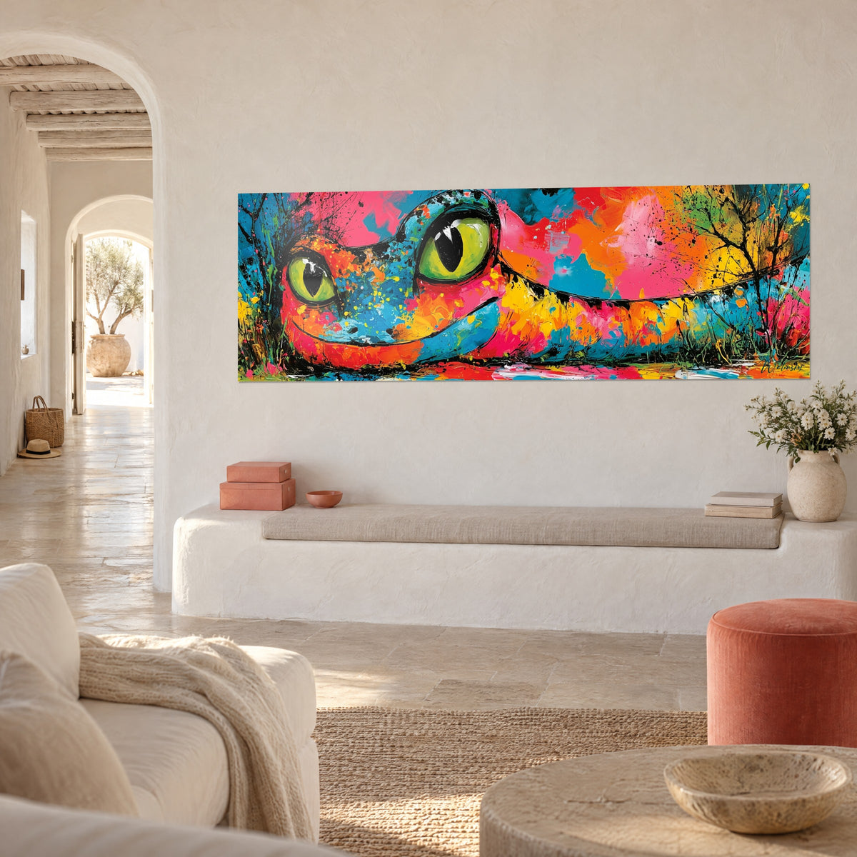 Πίνακας χαμογελαστό ερπετό σε στυλ pop art, τυρκουάζ ρύγχος, κίτρινη και πορτοκαλί κοιλιά, μαύρα κλαδιά, σε λευκό τοίχο μεσογειακού σπιτιού