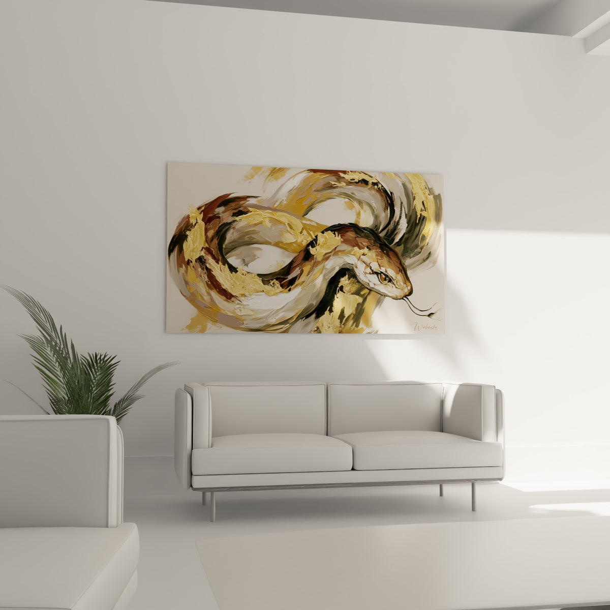 Anneaux dorés et bruns du serpent peint au couteau, suspendus au-dessus d'un canapé dans un salon lumineux