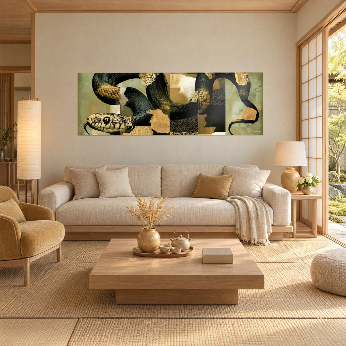 Tableau serpent noir enroulé aux écailles dorées, fond vert olive en collage, au-dessus d'un canapé dans un salon lumineux