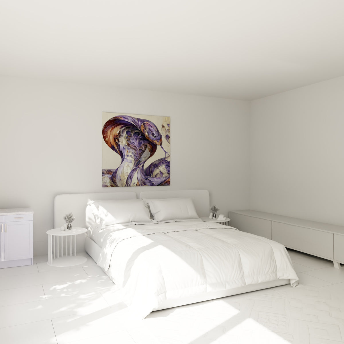 Serpent violet profond aux reflets cuivrés accroché au-dessus d'un lit dans une chambre claire