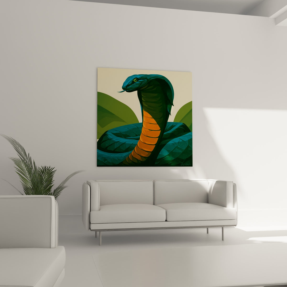 Reptile stylisé bleu pétrole et orange enroulé, accroché au-dessus d'un canapé dans un salon lumineux