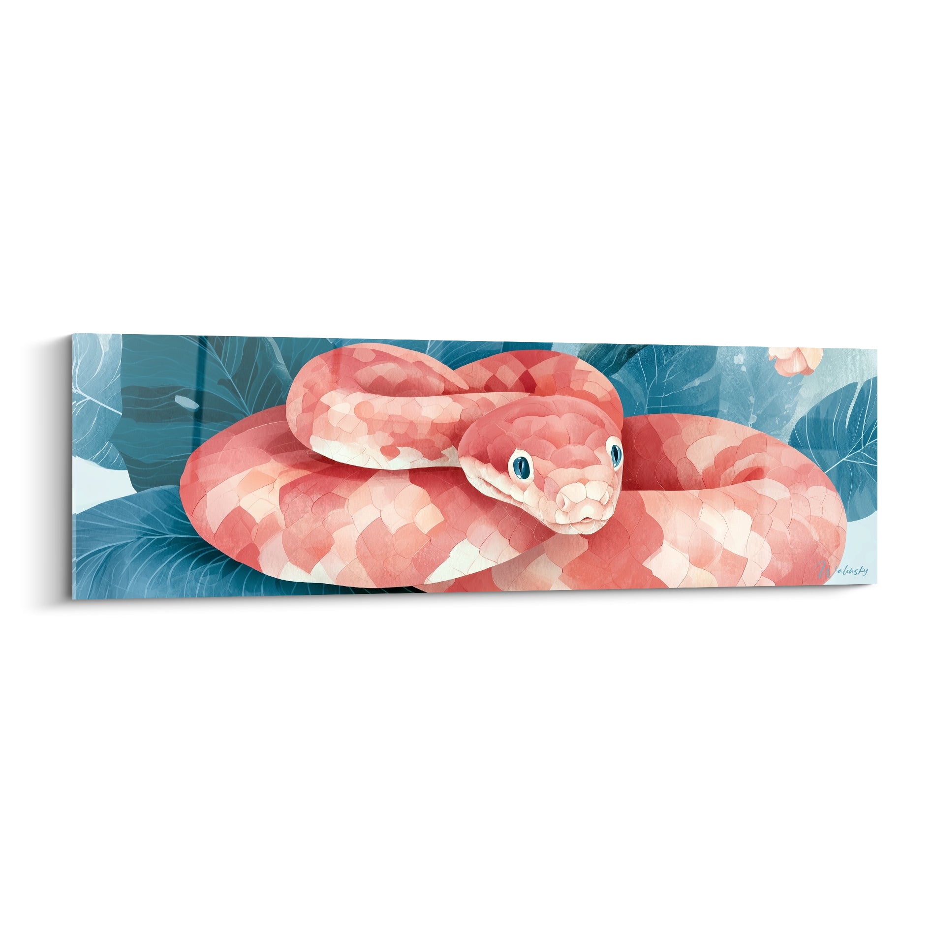 Serpent corail lové aux écailles roses et blanches devant un feuillage bleu marine