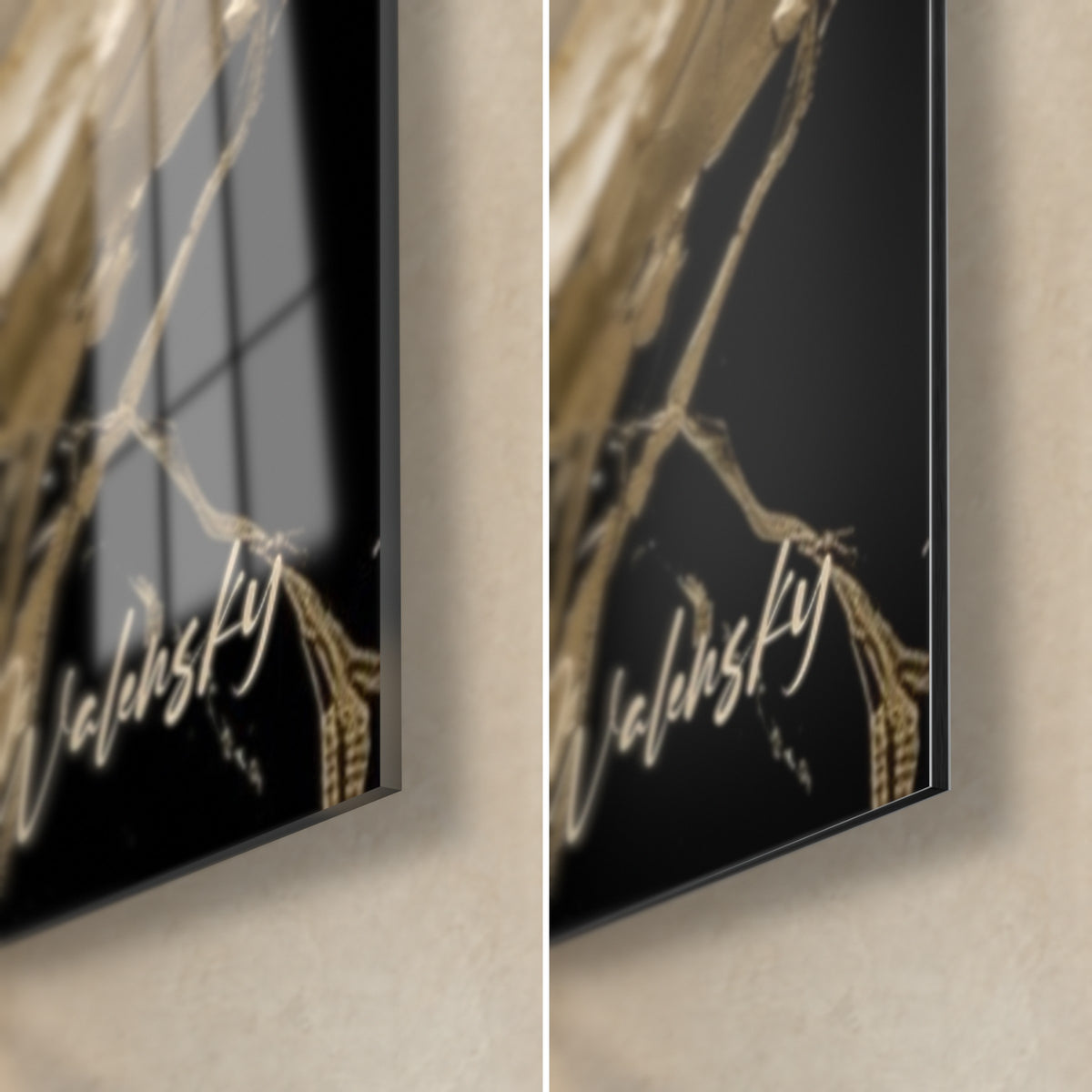 Schilderij van een gouden cobra op zwarte achtergrond, rechtsonder in de hoek, glanzend glas links en mat Dibond rechts, 3 mm dik