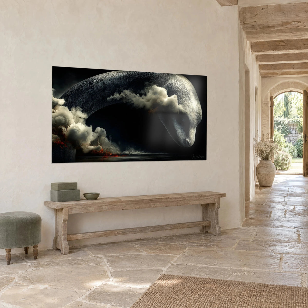 Schilderij van een Leviathan die zijn massieve nek buigt tegen een zwarte achtergrond, ivoorkleurige rookslierten, in een gang van licht steen
