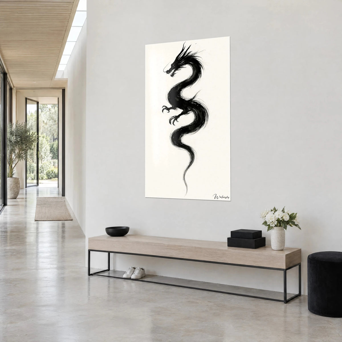 Quadro serpente della nebbia in lavis nero sinuoso su carta avorio, parete grigio chiaro, panca in legno beige, vista di tre quarti