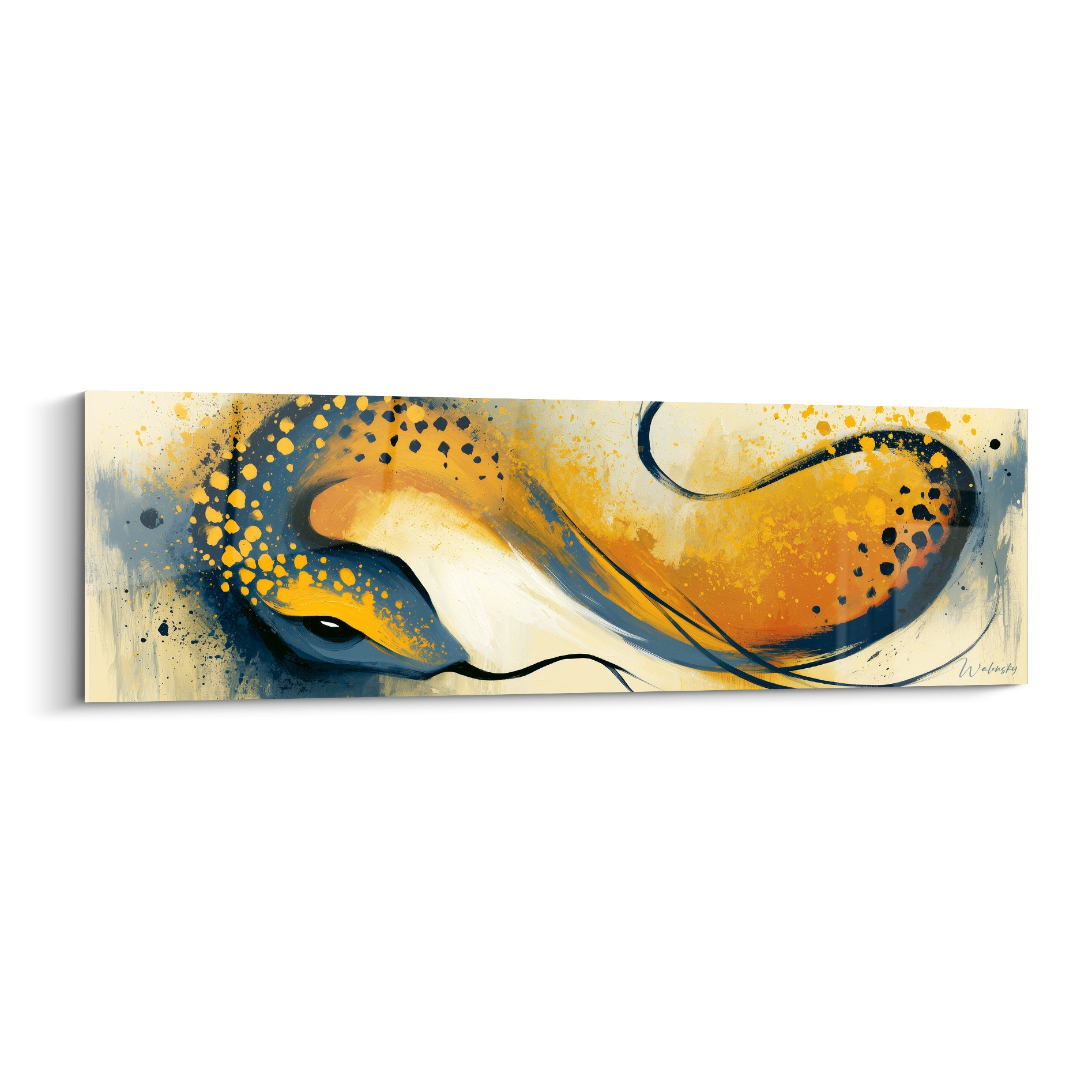 Serpent doré et bleu marine étiré en courbe fluide sur fond crème texturé, style aquarelle expressive