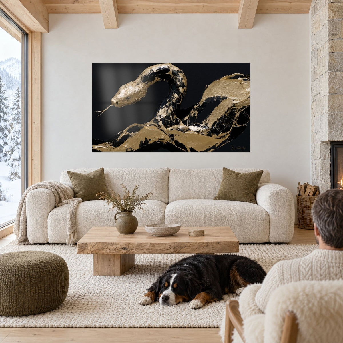 Gemälde Goldene Schlange mit gehämmerten Schuppen auf schwarzem Grund, Paar von hinten und schwarzer Hund, über einem Sofa in einem hellen Wohnzimmer