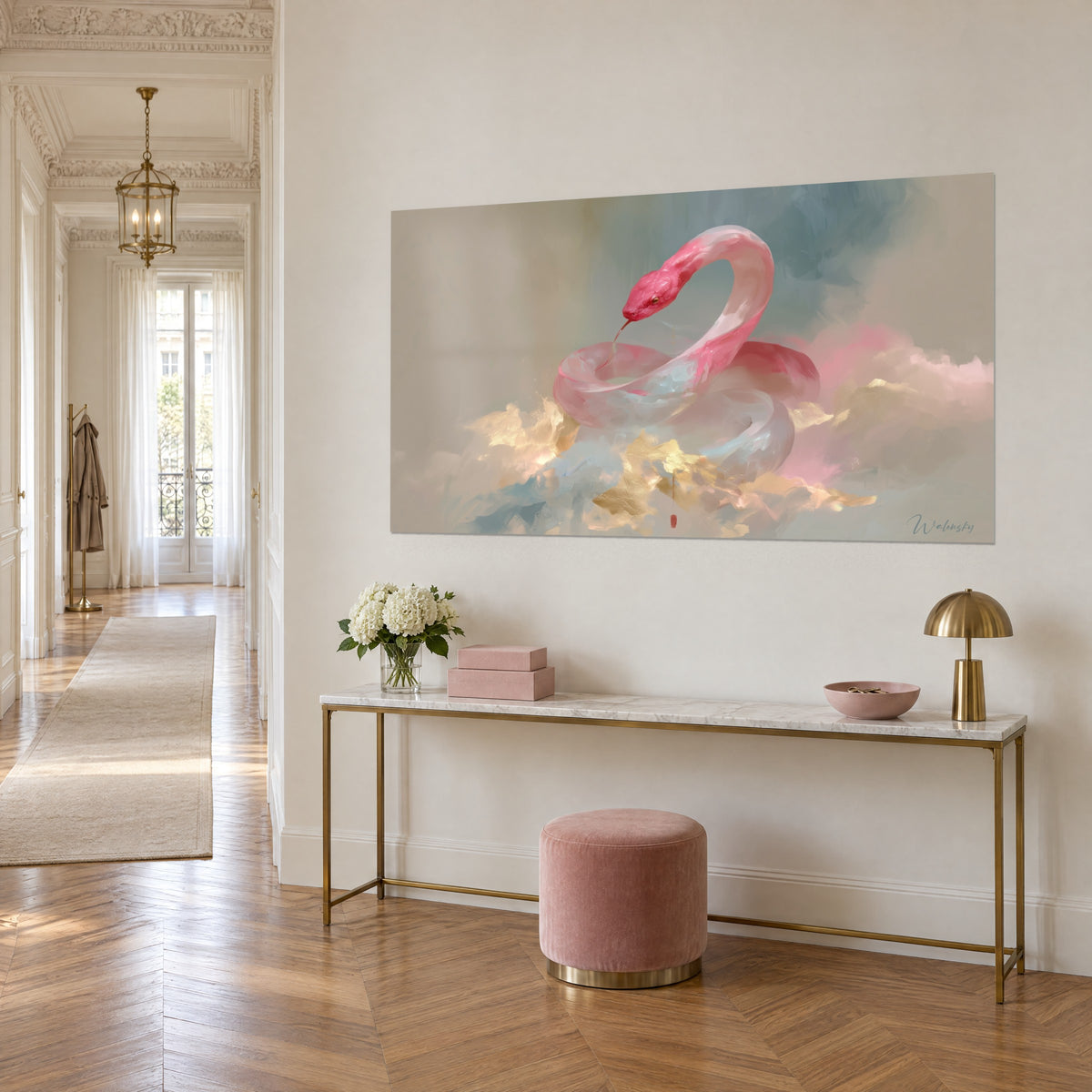 Tableau reptile rosé aux anneaux nacrés, éclats d'or et fond gris-bleu, vu en trois-quarts dans un couloir haussmannien