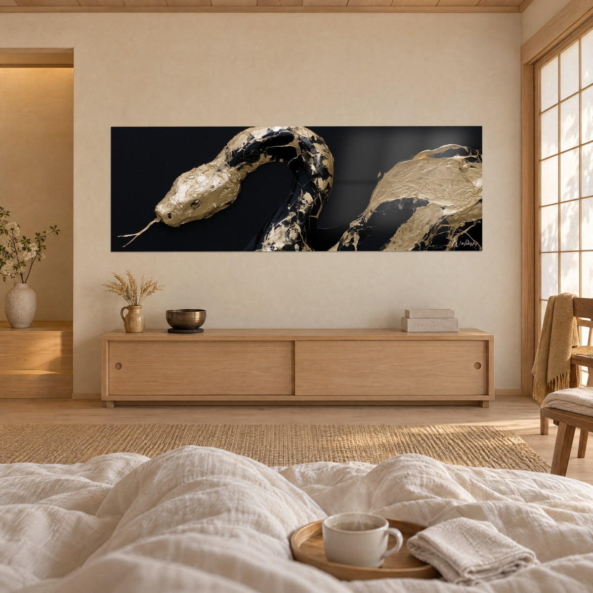 Schilderij van een gouden adder met een ebbenhouten lichaam die over een zwarte achtergrond glijdt, onderaan een bed met witte lakens, in een lichte slaapkamer